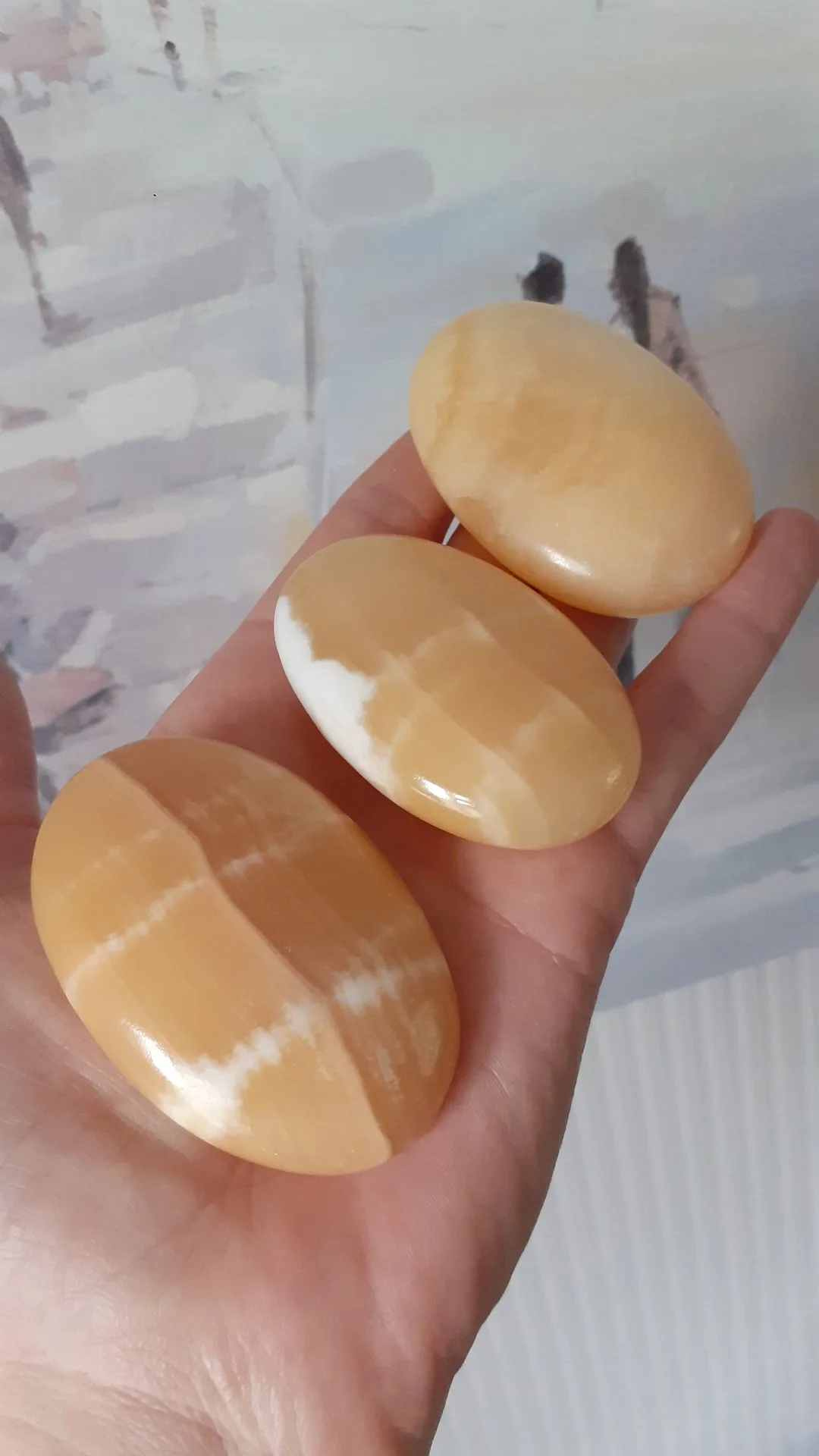 Leštěný palmový kámen z oranžového kalcitu