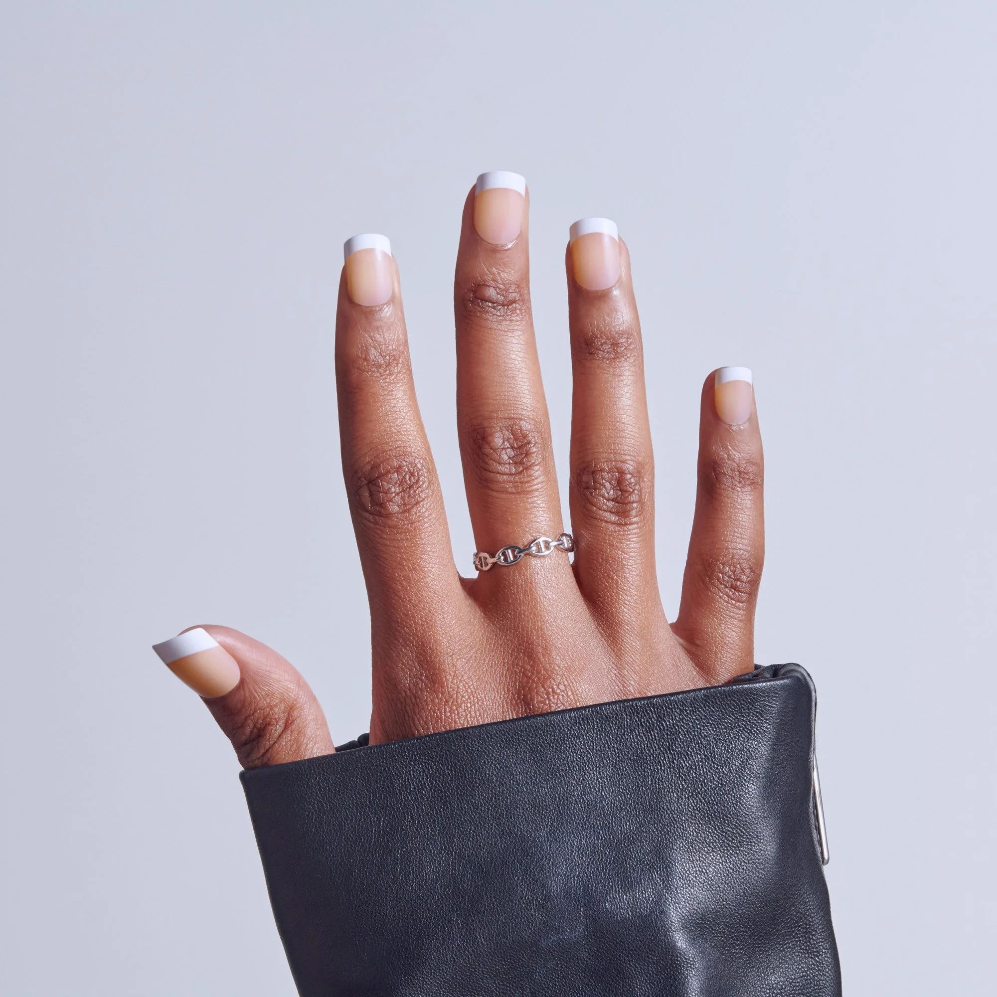 Kiss Core French Press On Fake Glue Nails - If You Dare | Uñas francesas, blancas, extra cortas, squoval