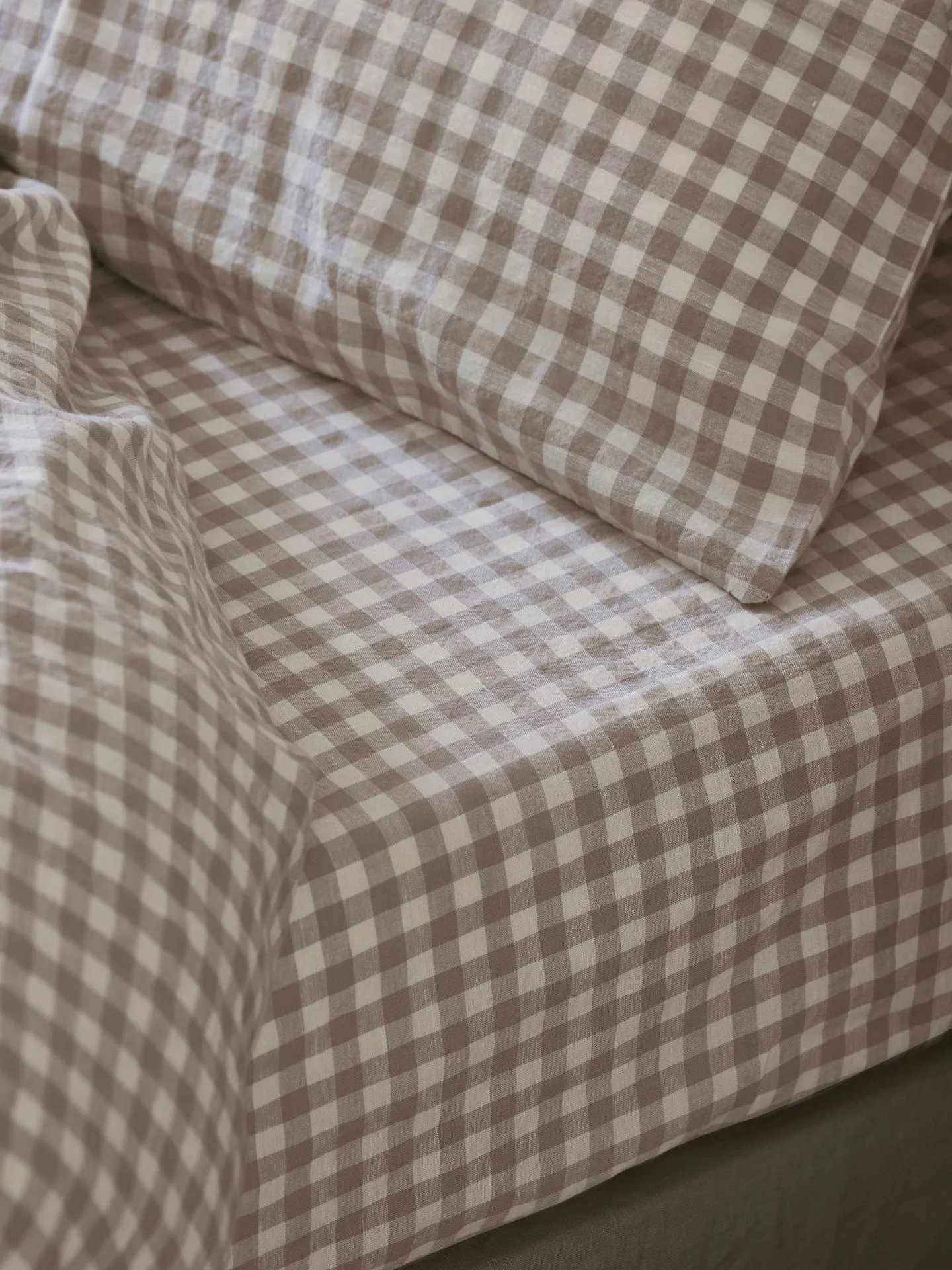 Linen vs Cotton Fitted Sheets: Which Fabric is Best for Your Bed?