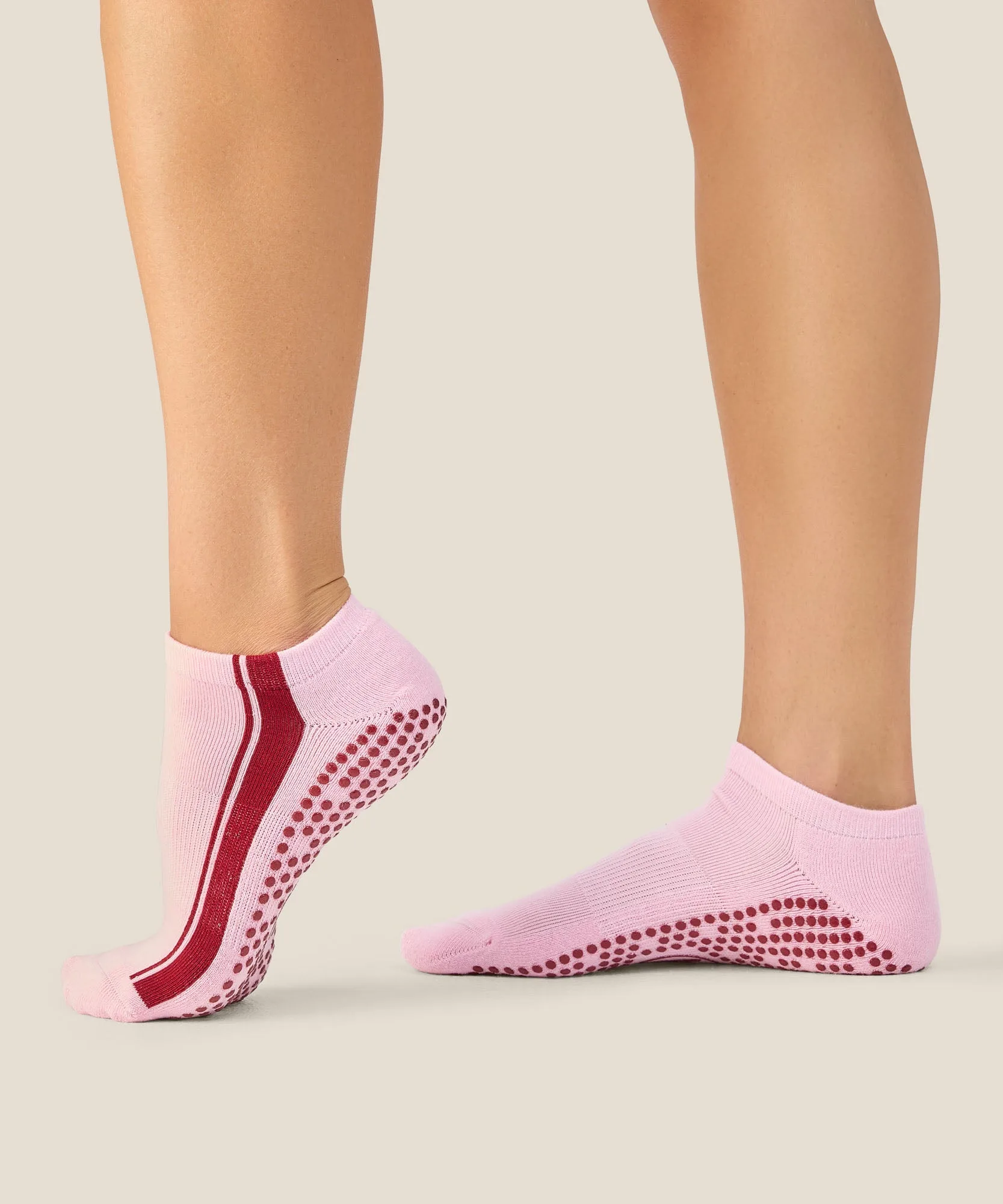 Niedrige Bündchen-Socken für Pilates: Bleiben sie wirklich sitzen?
