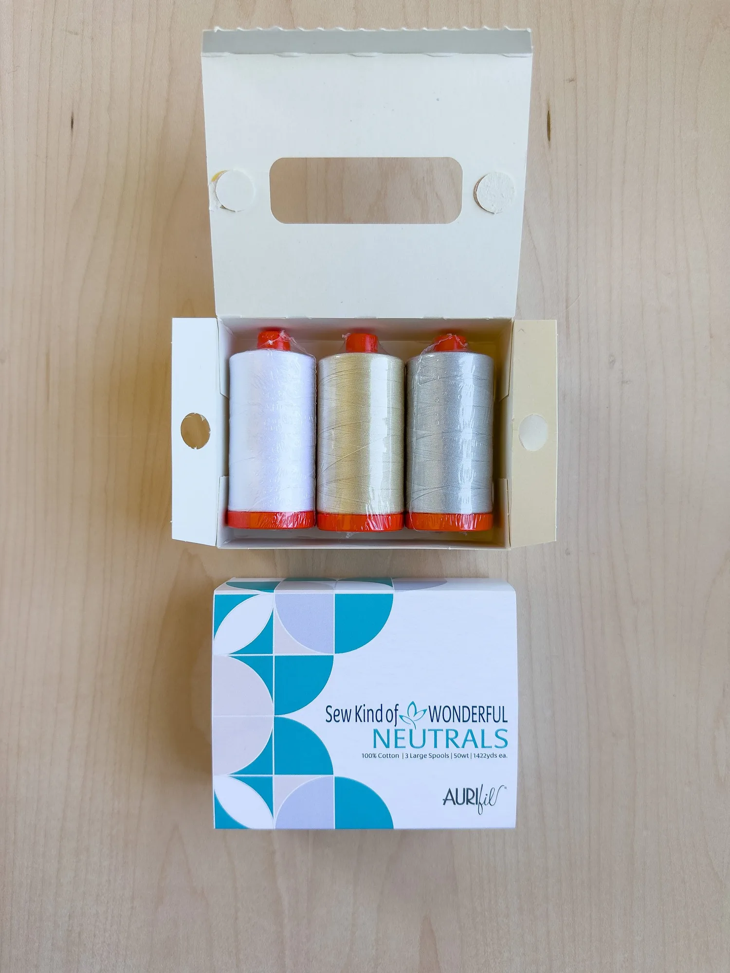مجموعة خيوط Aurifil المحايدة: ماذا تخيط