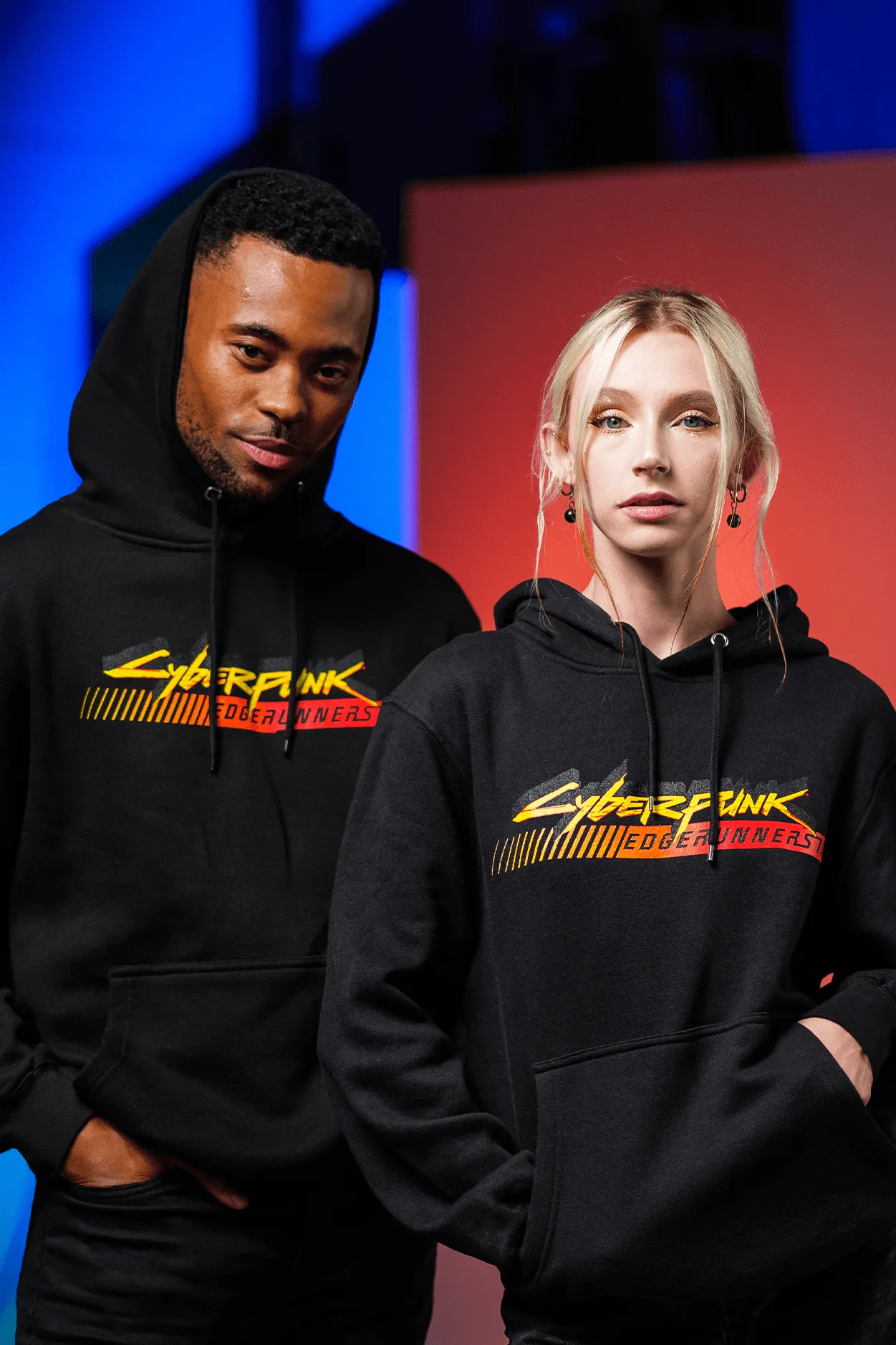 مقارنة بين هودي Cyberpunk Edgerunners 2 وأنوراك: أيهما تشتري؟