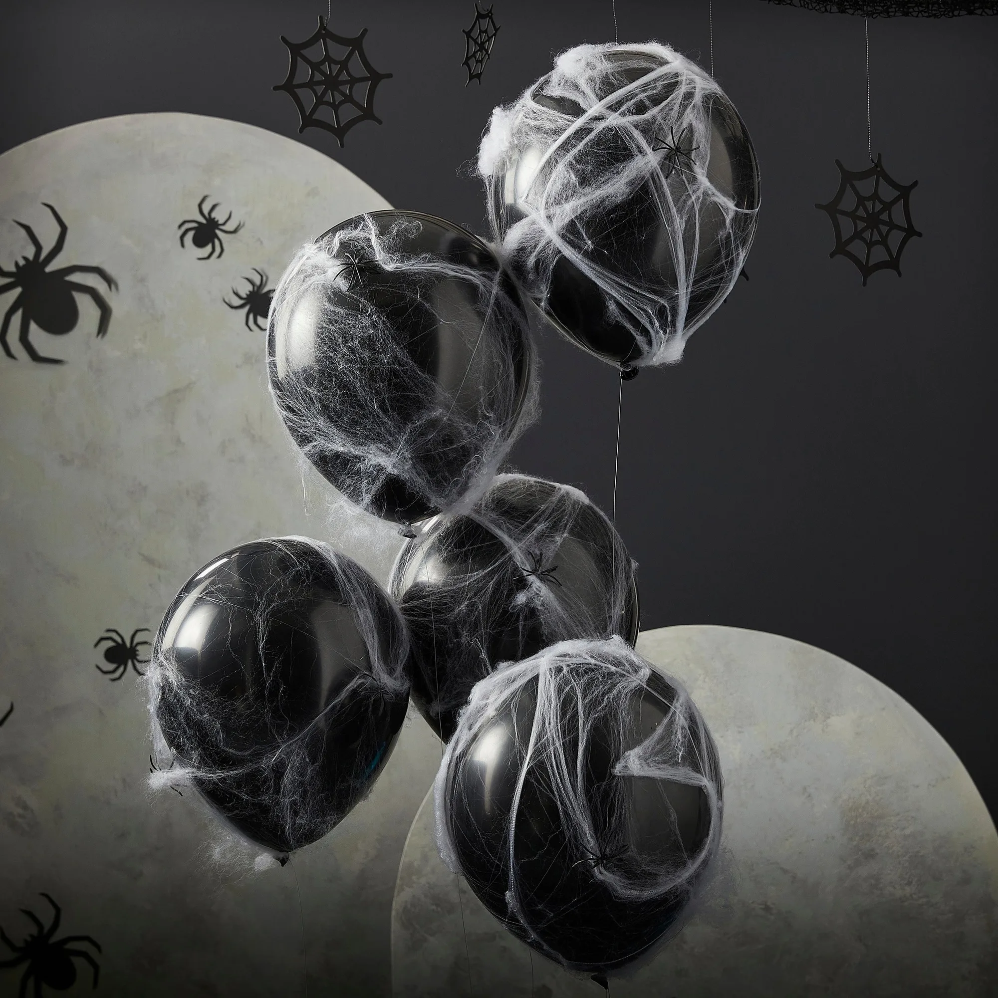Globos araña vs globos telaraña para decorar Halloween