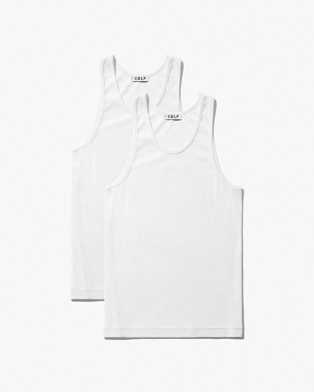 Camiseta de peso medio vs top de canalé: ¿cuál combina mejor?