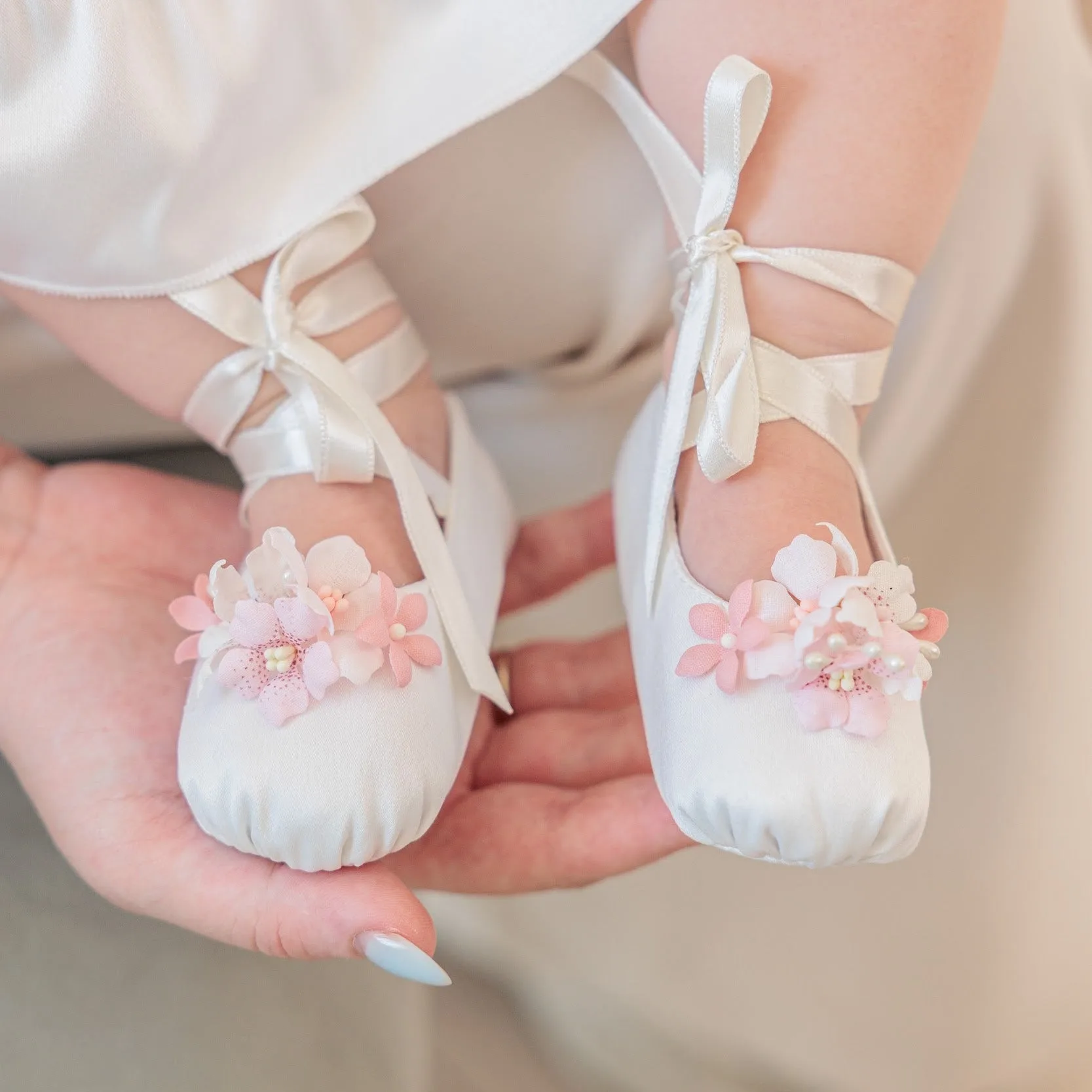 Comment choisir des chaussons de baptême pour fille