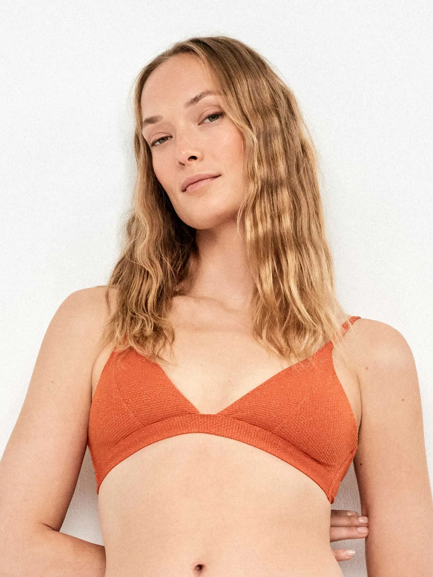 Top de bikini triangular sin aro en tejido piqué con acabado brillante