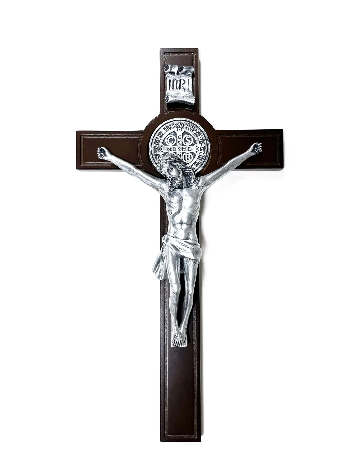 Crucifix en bois avec corps en argent accentué et médaille Saint Benoît