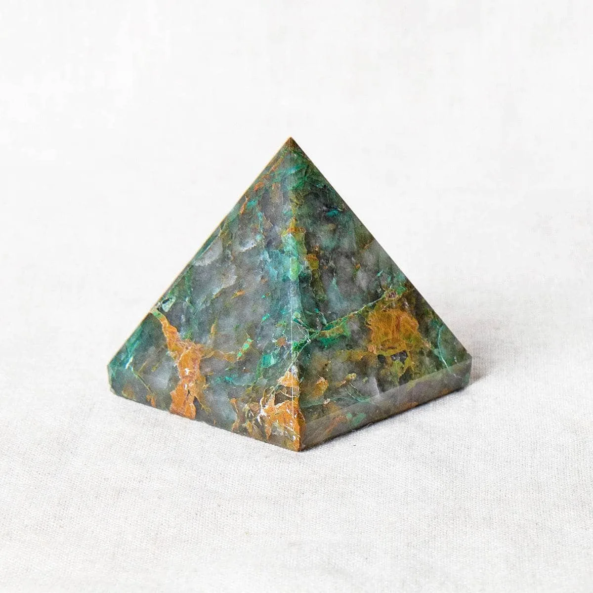 Piramide di crisocolla vs sfera per meditazione