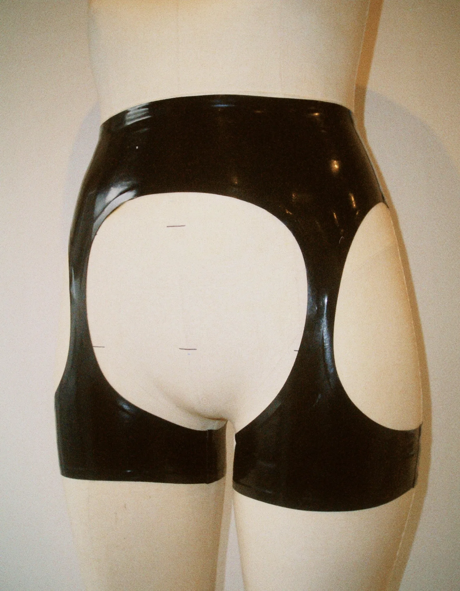 Conjunto tanga vs braga: cómo elegir tu ropa interior de látex