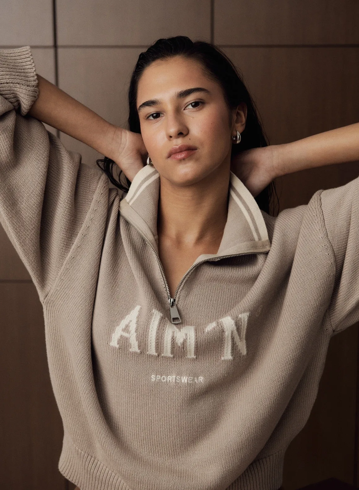 Come abbinare la felpa universitaria in maglia Dark Clay con zip parziale