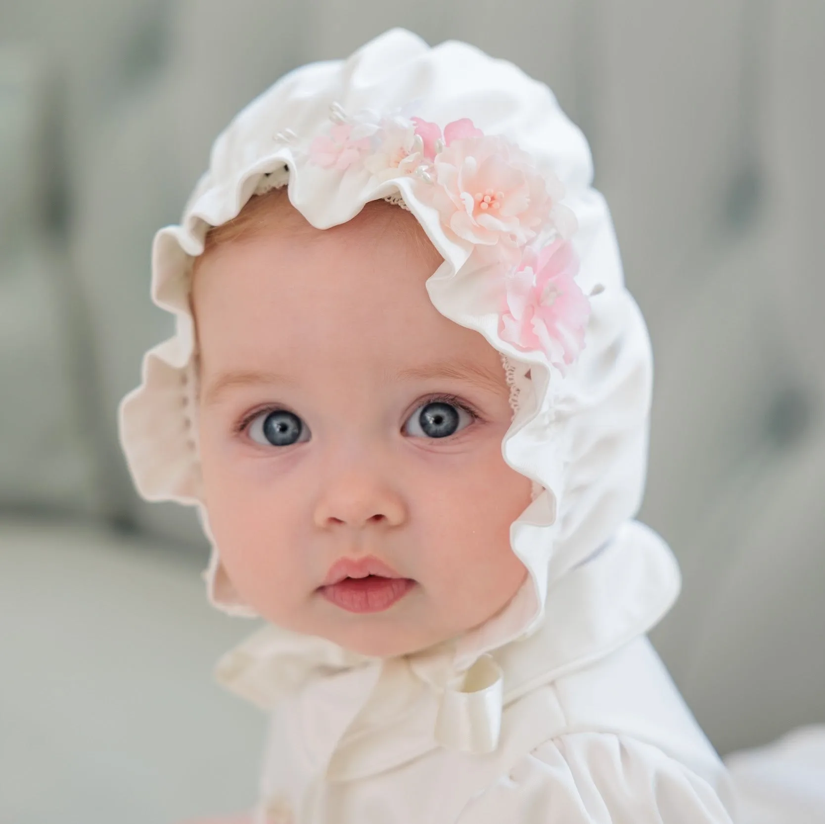 Choisir un bonnet de baptême pour votre petite fille