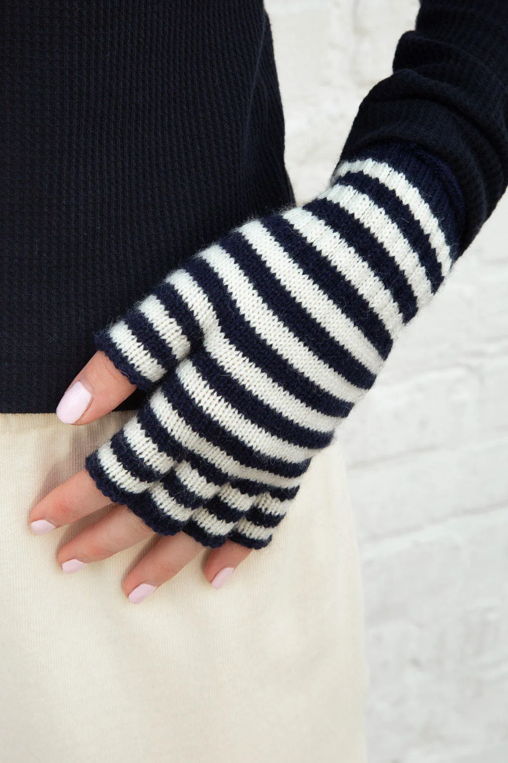 Cómo combinar guantes de lana a rayas sin dedos para otoño