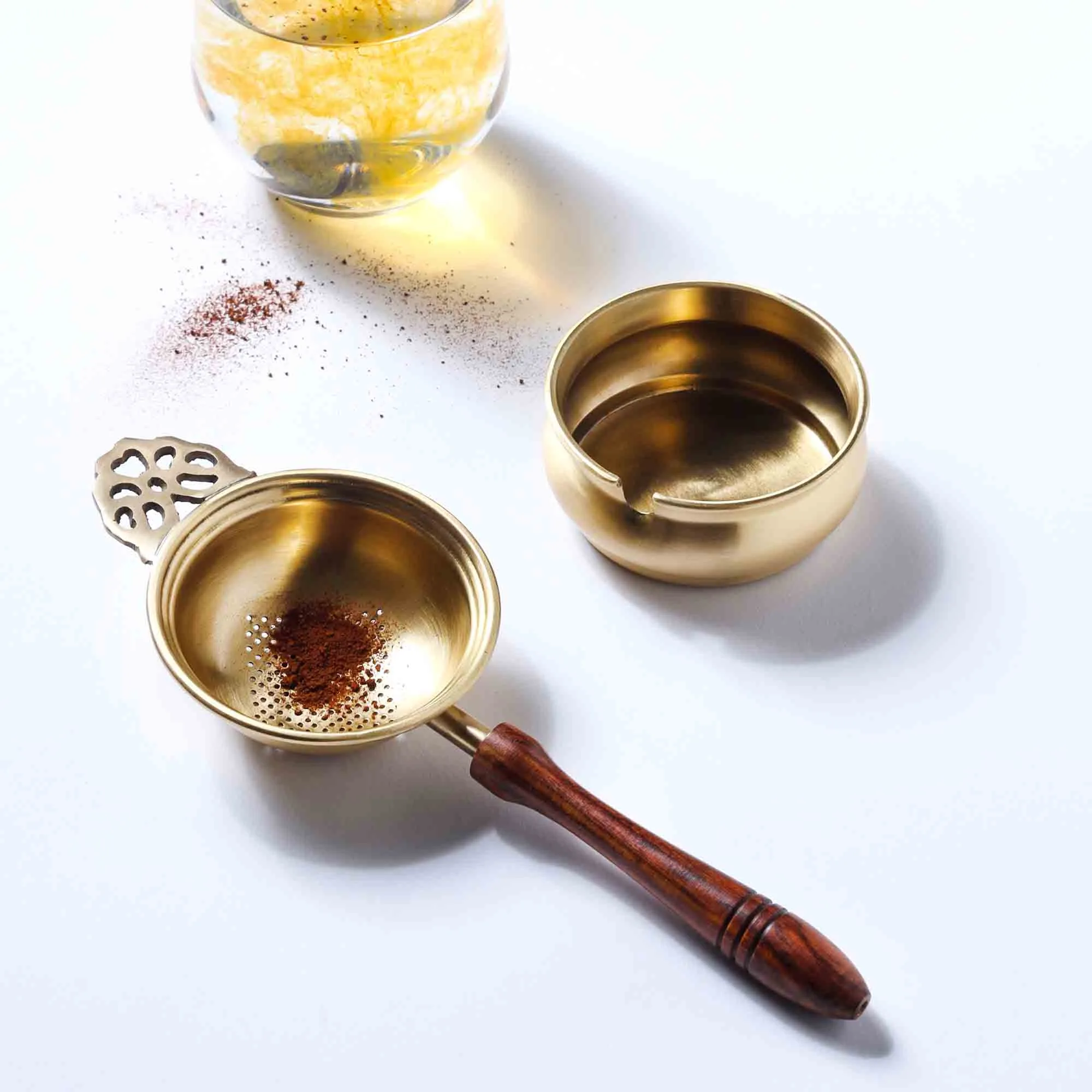 Colador de té de latón con cuenco