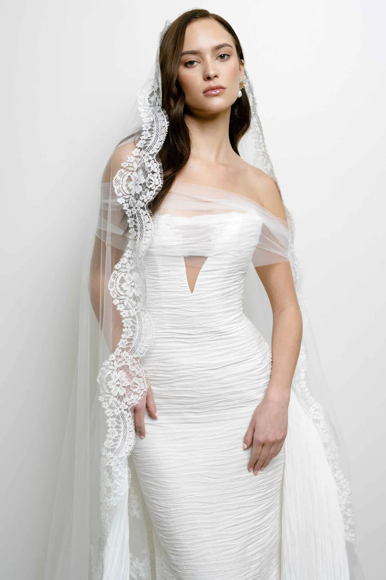 Brigette Französischer Spitzen-Mantilla-Kathedralschleier in Offwhite