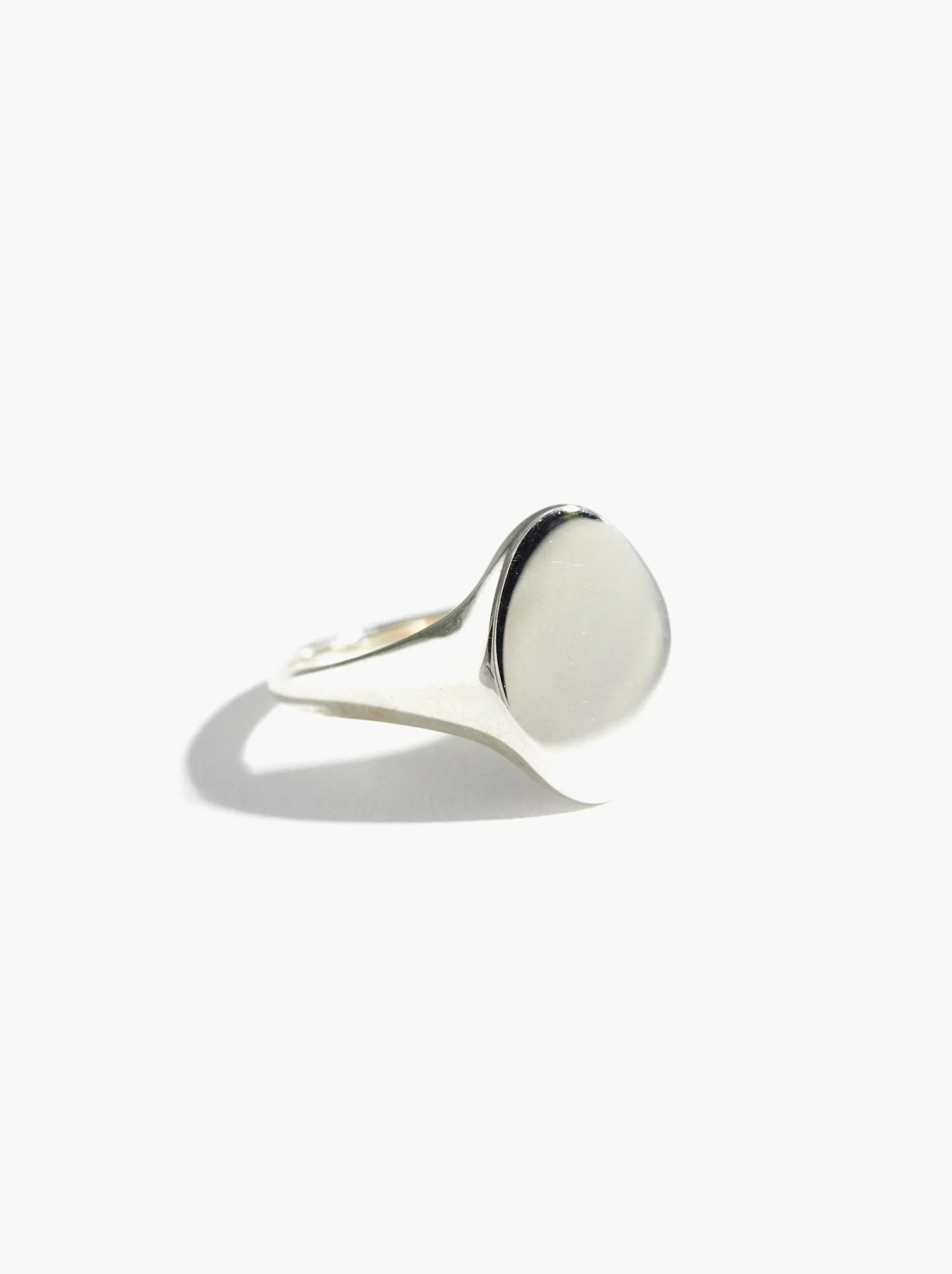 Round vs. Square Signet Rings: Which Fits Your Style?