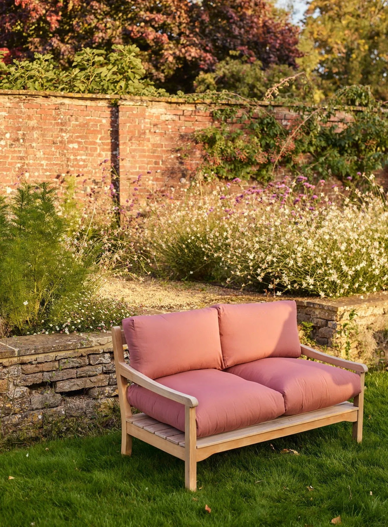 Come scegliere un divano da giardino: misure, tessuto e cura