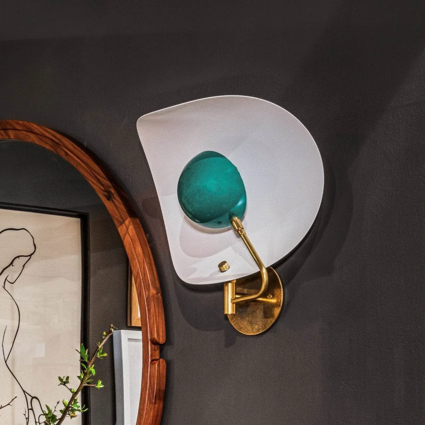 Quick Ship Jenny Wall Sconce : Qu'est-ce qui la rend prête à expédier ?