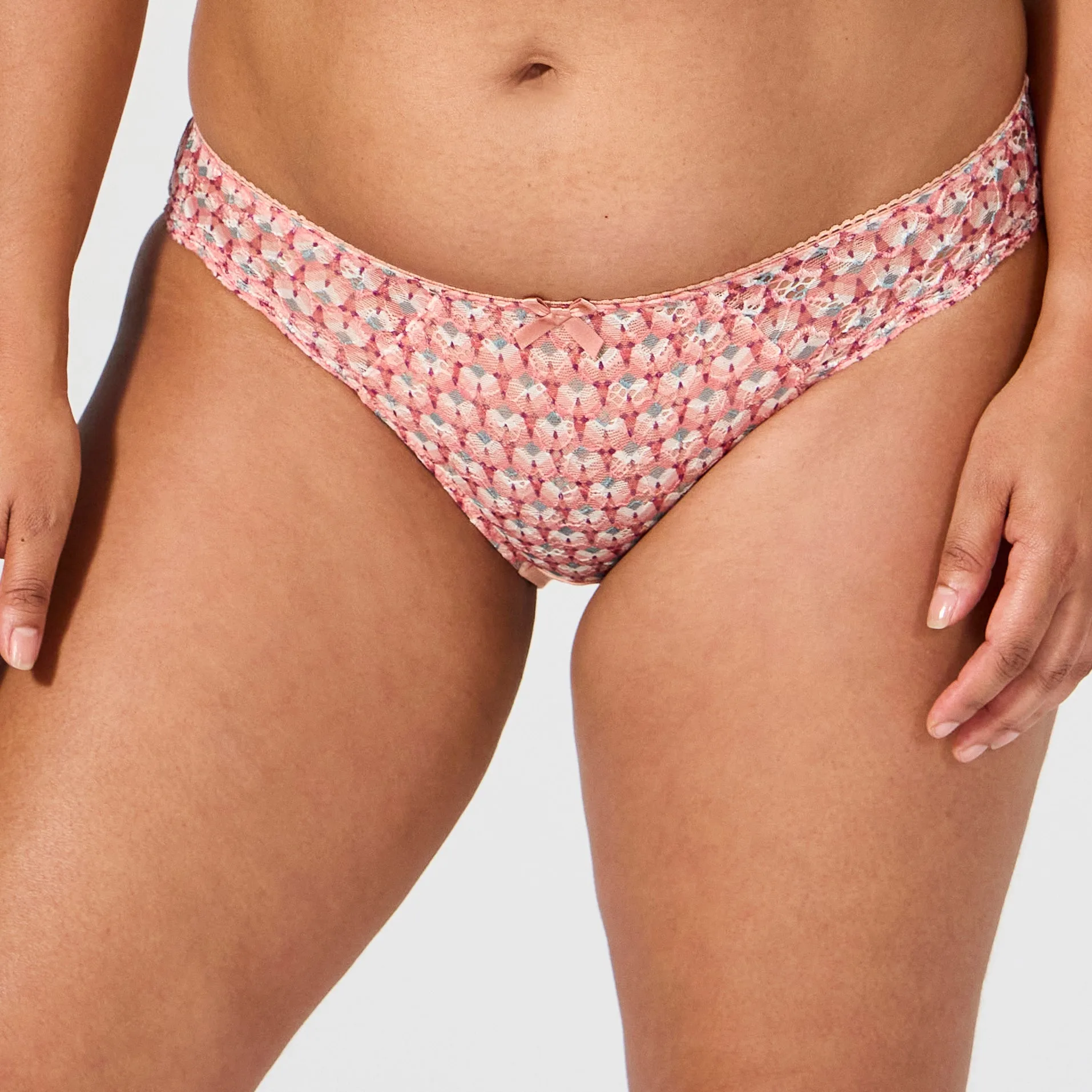 Abito slip con stampa geometrica: come indossarlo