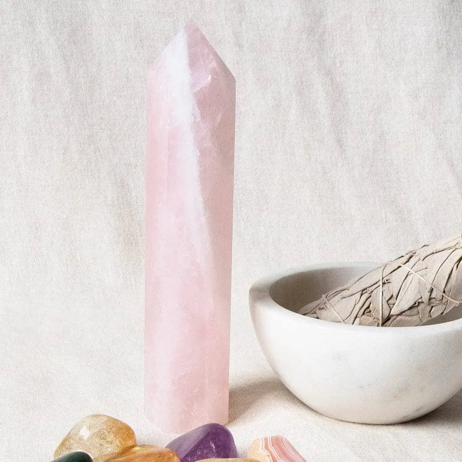 Růženínový obelisk vs srdce: Který tvar krystalu zvolit