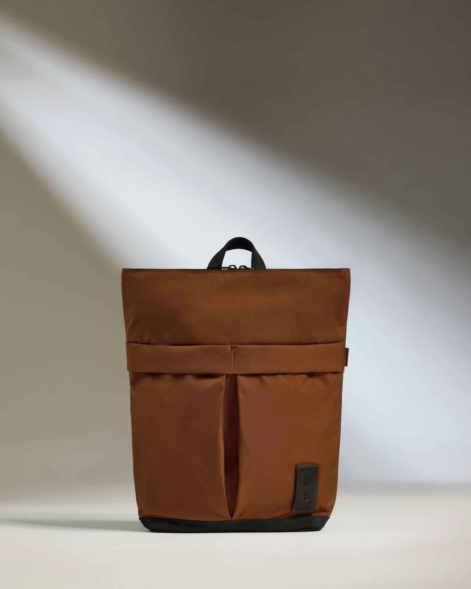 Urban Core Zip-Top-Rucksack in Lehmbraun