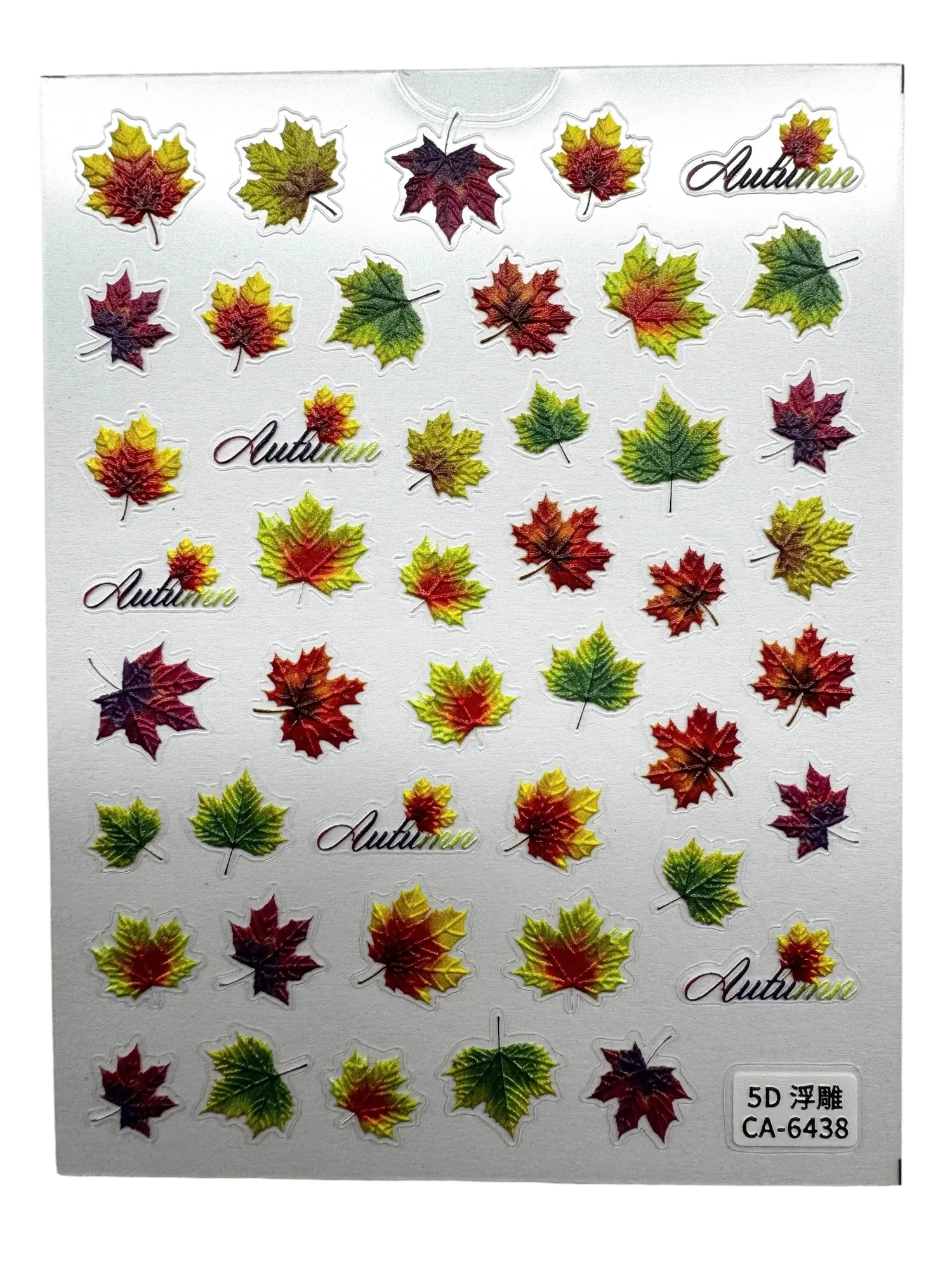 Utiliser des autocollants feuille d'érable pour le nail art automnal