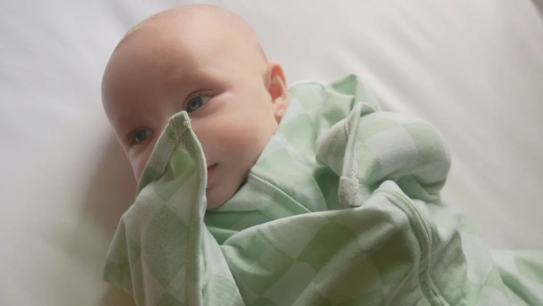 Transizione dal fasciatoio Zipadee-Zip con motivo floreale rosa per bambino che dorme - leggero