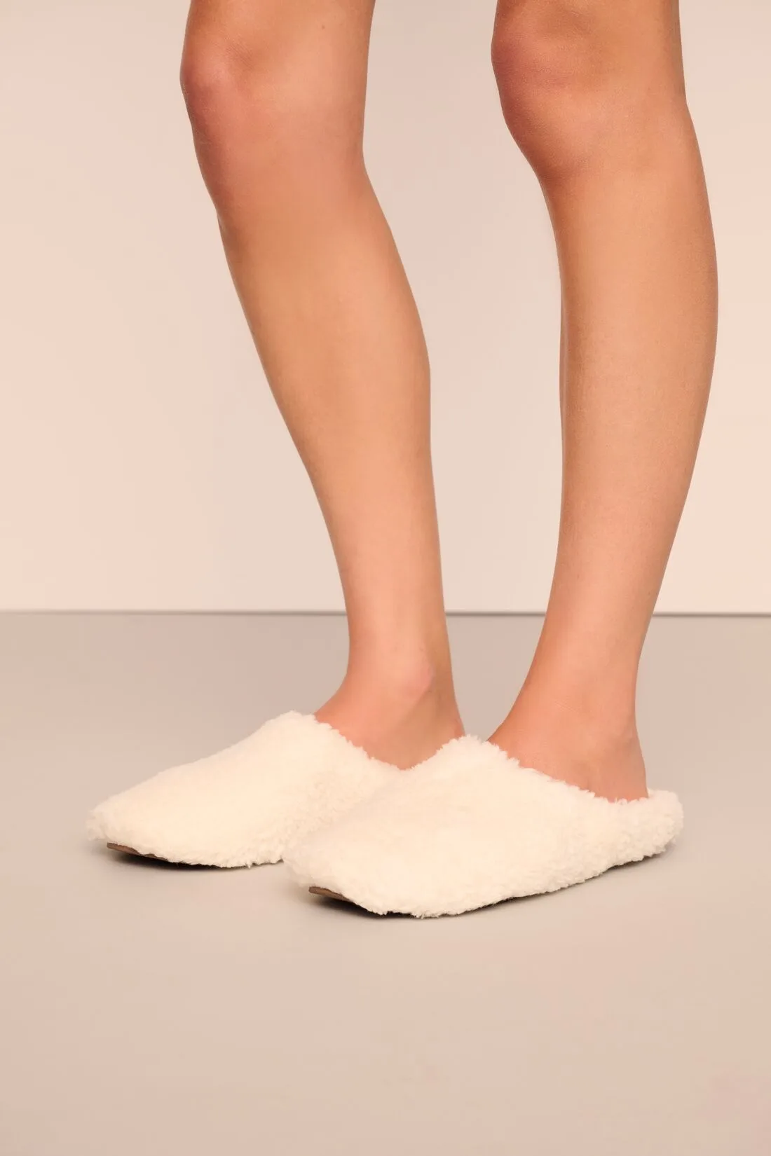 Zapatillas Sherpa vs. calcetines calentitos: ¿qué abriga más?