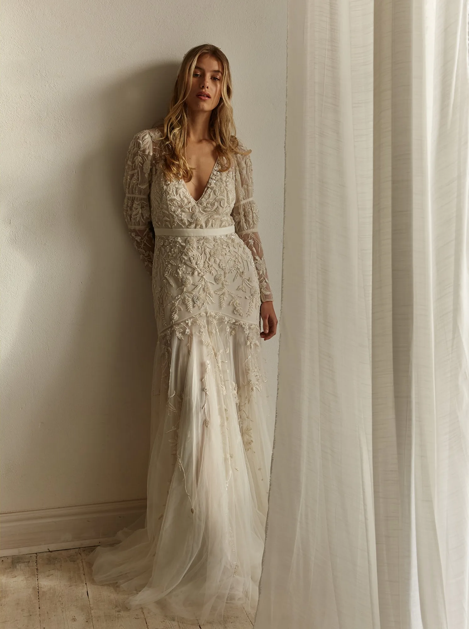 Comment styliser la robe Dallas pour un mariage moderne