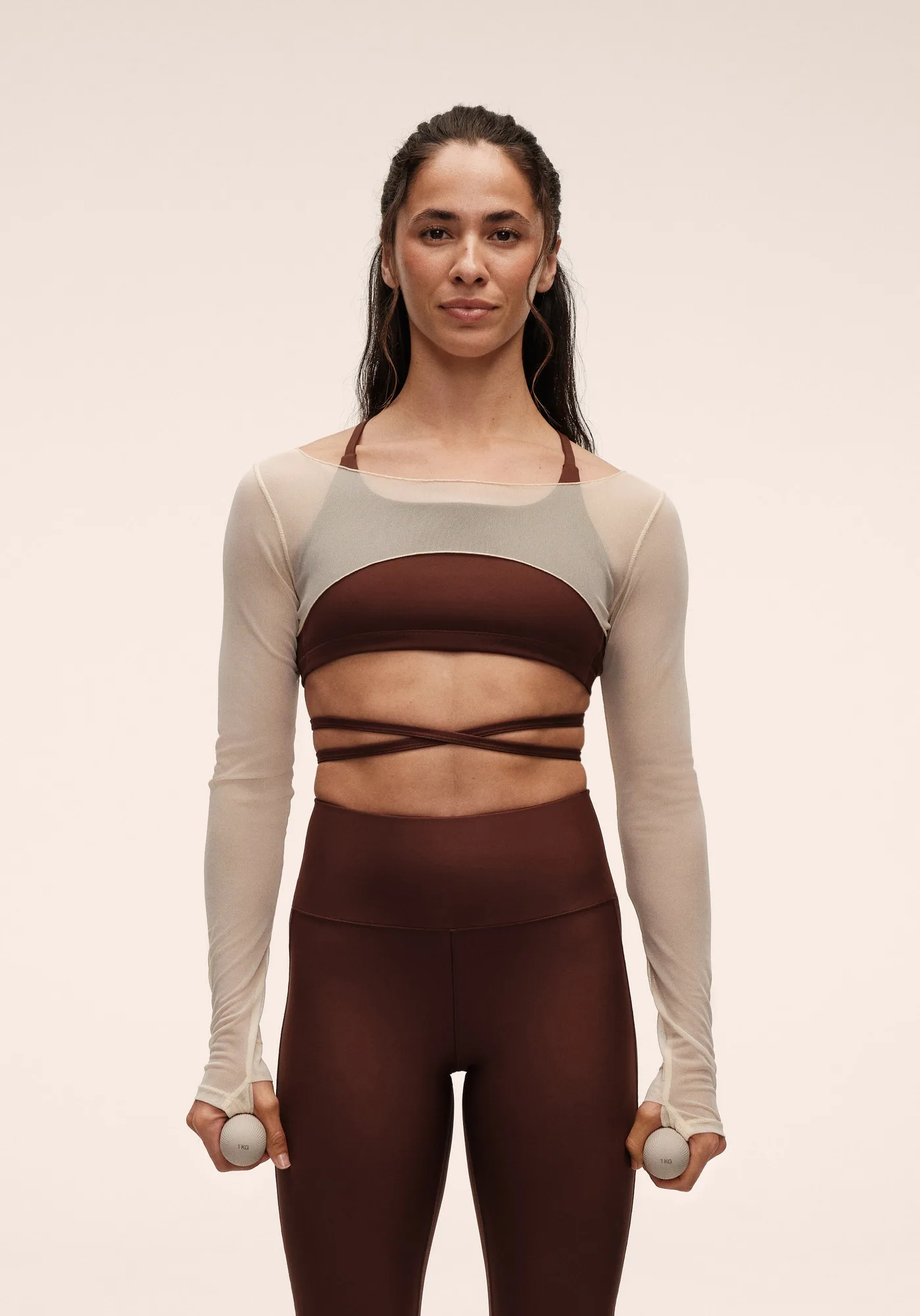 Come stratificare un top in mesh delicato per palestra e street style