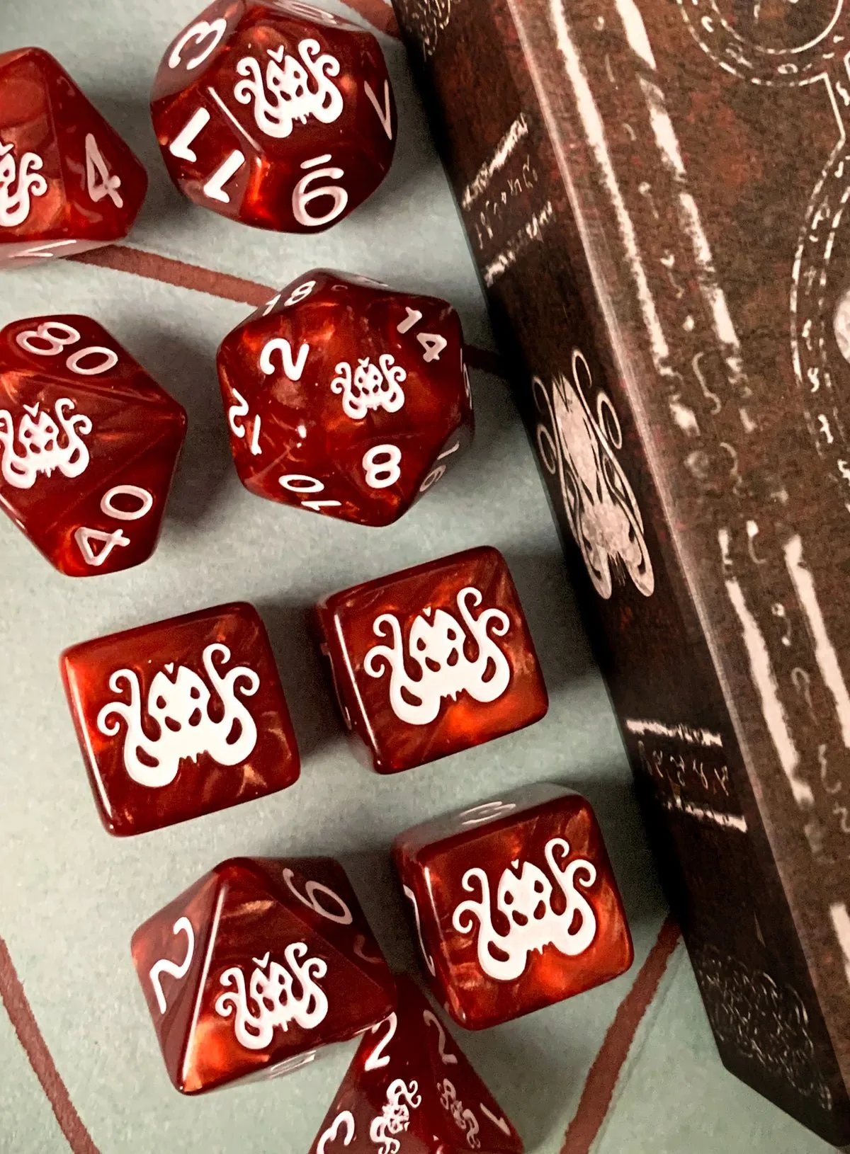 Dés The Brand of Cthulhu - Set Polyédrique Blanc Os sur Rouge Ésotérique