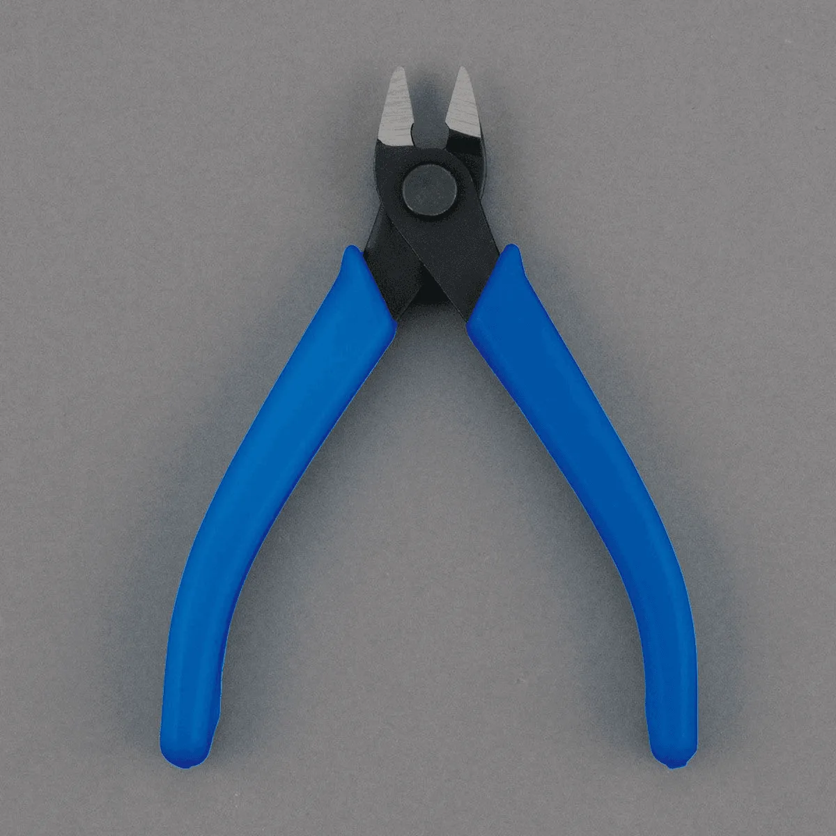 Slik bruker du Entry Grade nipper for rene kutt i plastmodeller