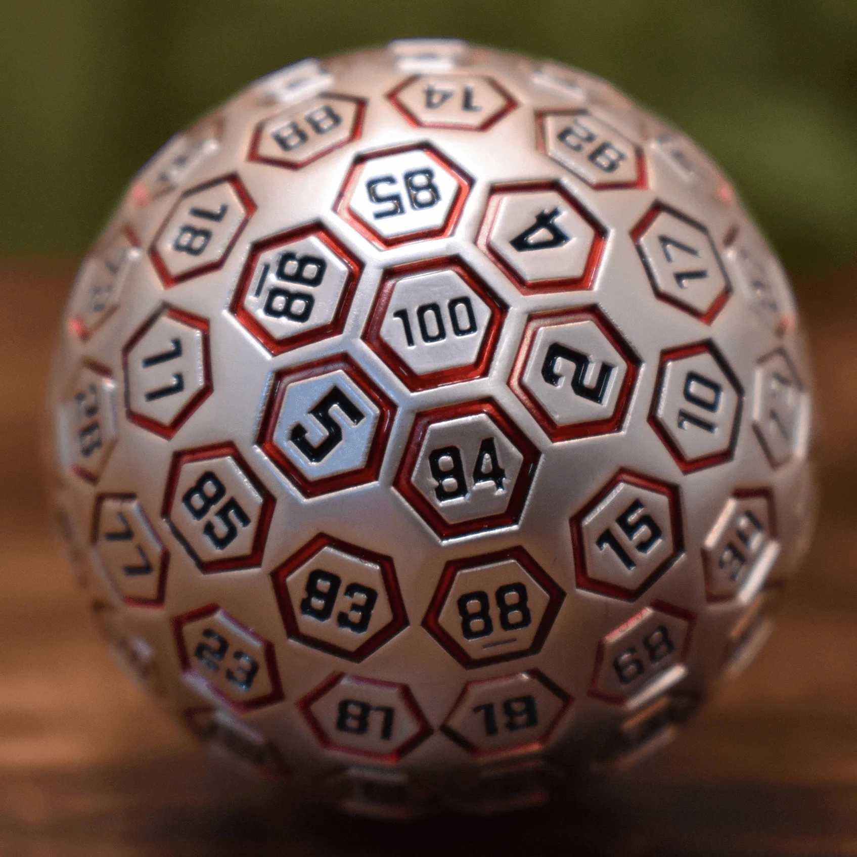 Cómo exhibir un dado D100 en tu estantería de juegos