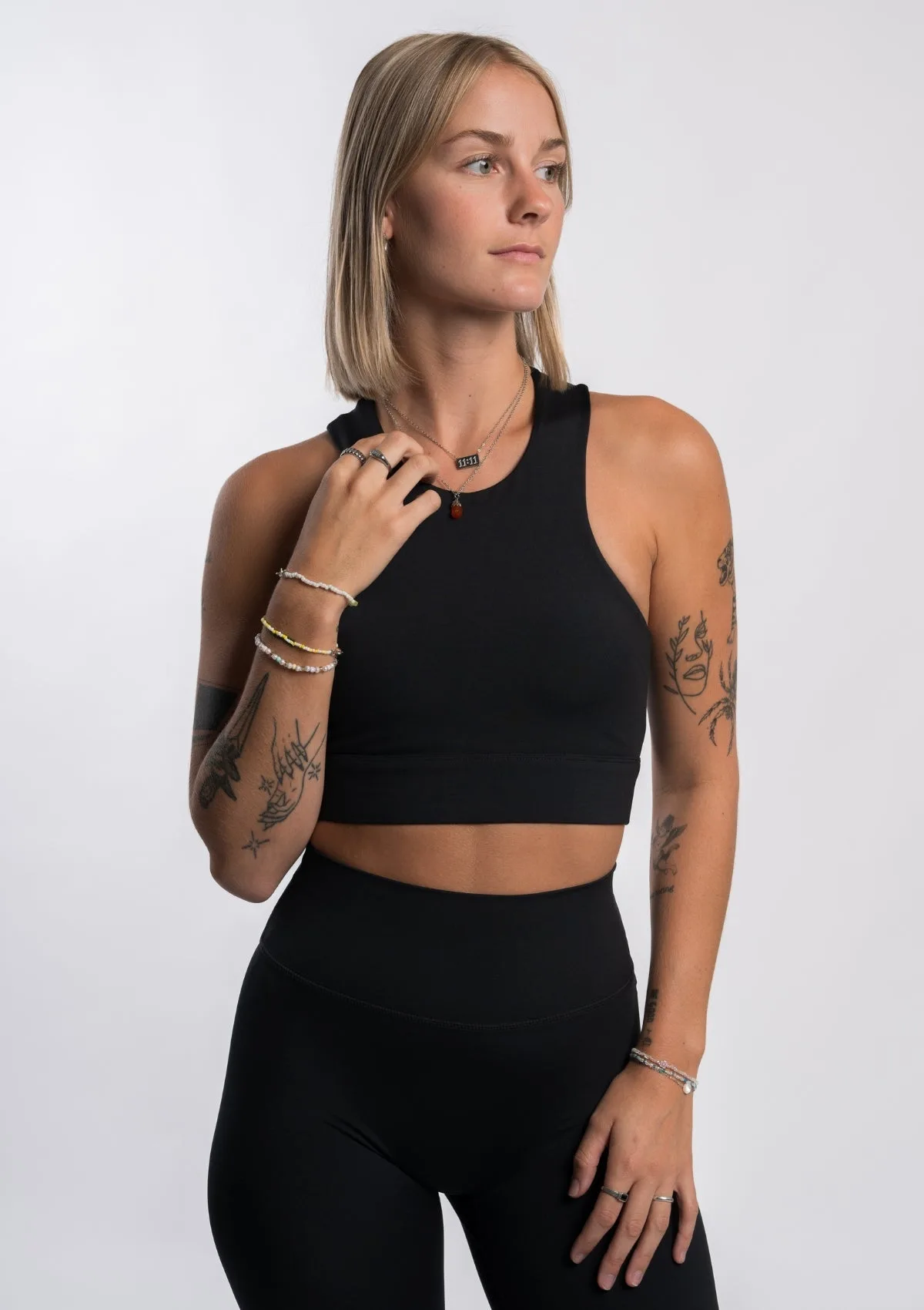 Reggiseno sportivo vs. racerback per yoga