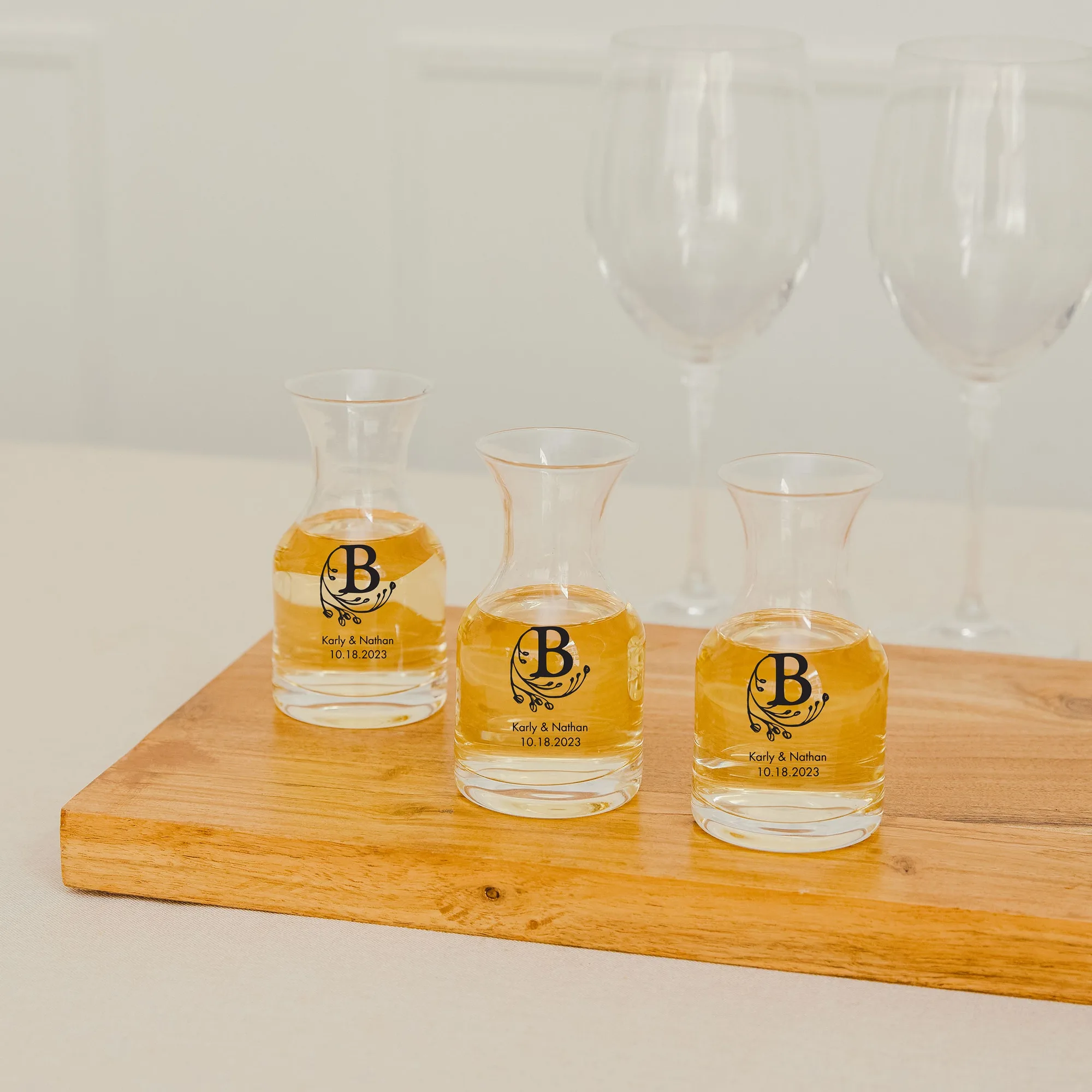 Garrafa de vino de vidrio individual personalizada de 5 oz. para boda - Monogramas | Más diseños