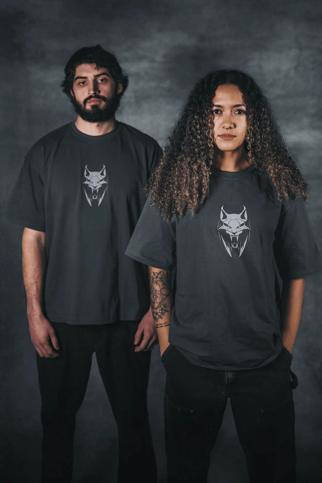 Witcher 4 Lynx Tee vs. Cyberpunk Edgerunners 2 Poster Art Hoodie: Welches Gaming-Outfit gewinnt?