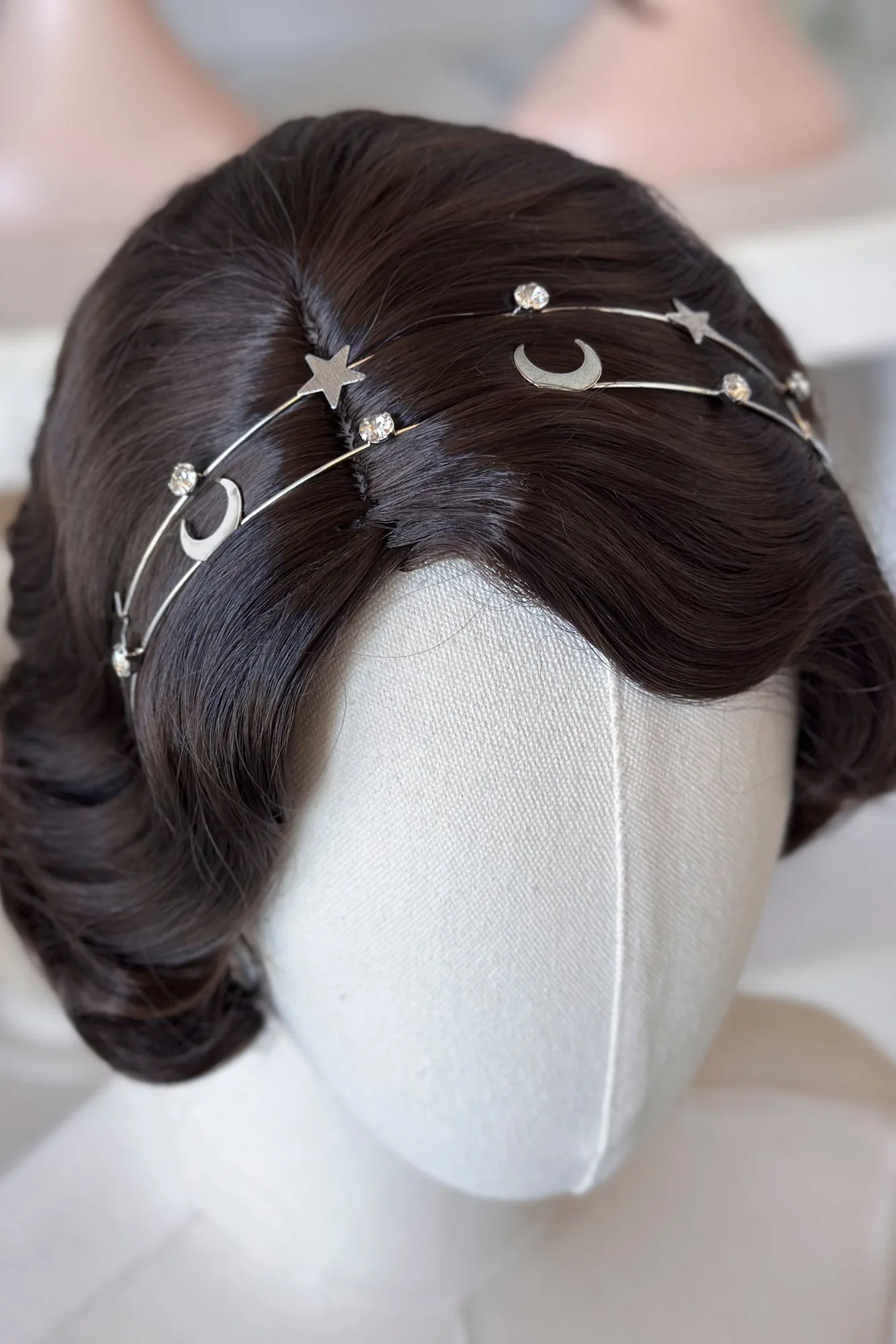Accessoiriser une perruque avec un bandeau à strass