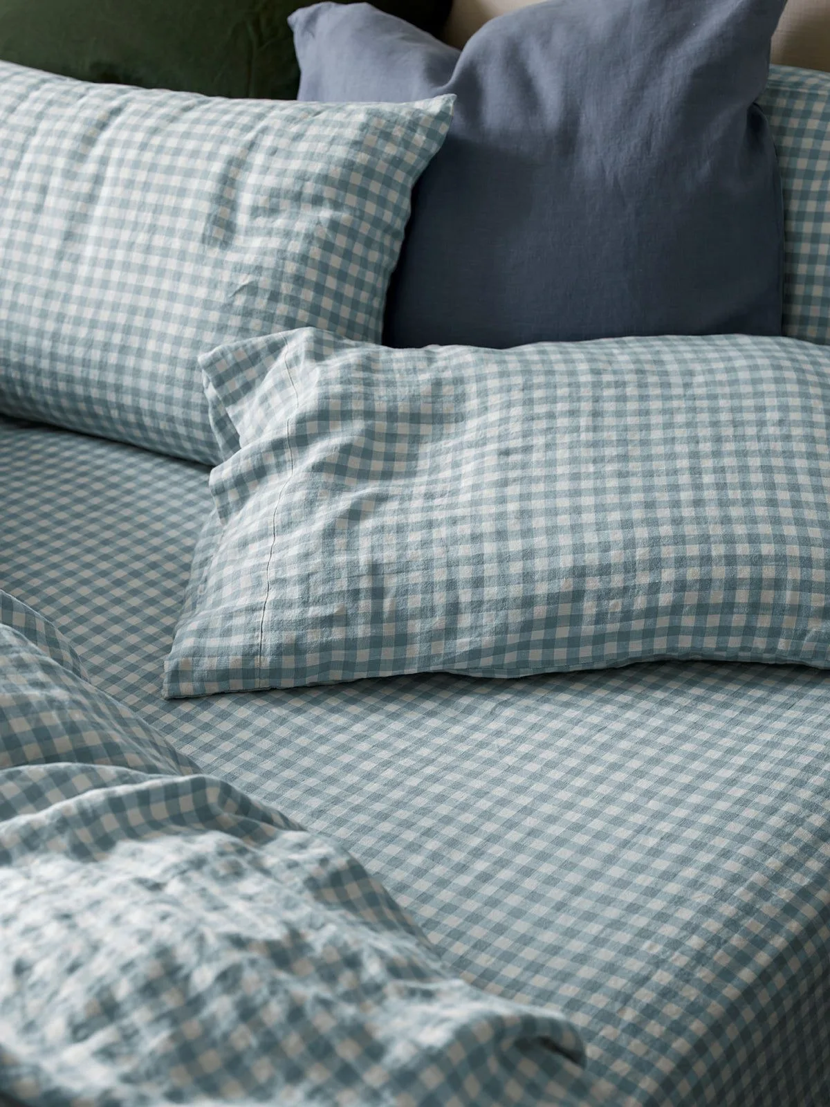 Fitted Sheet vs Flat Sheet: Key Differences and How to Use Each