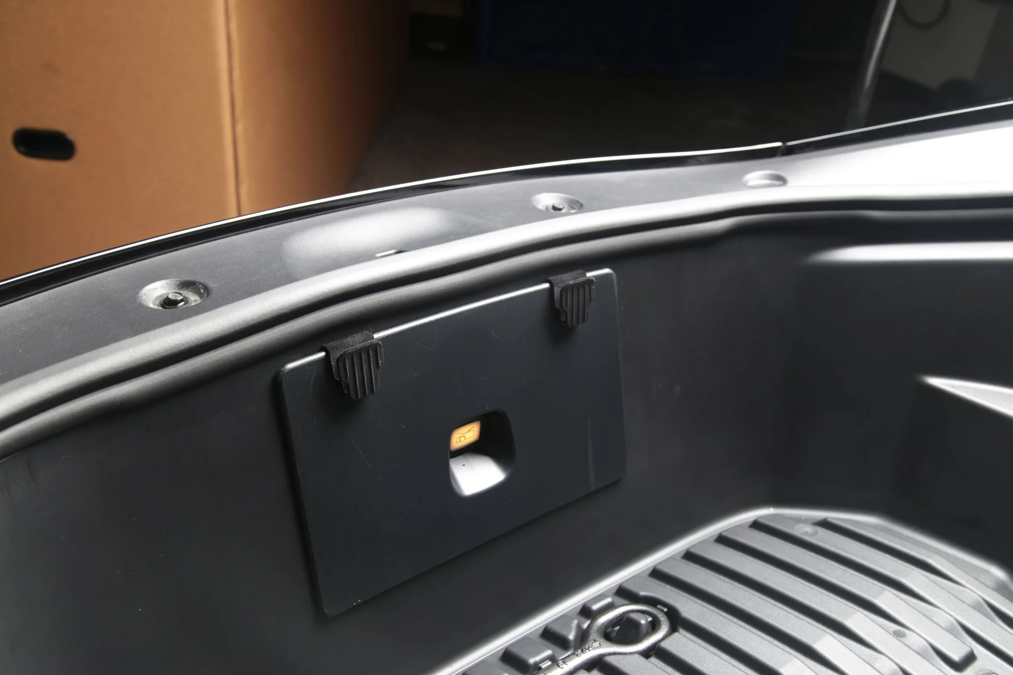 Gancio frunk Evannex per Tesla Model Y