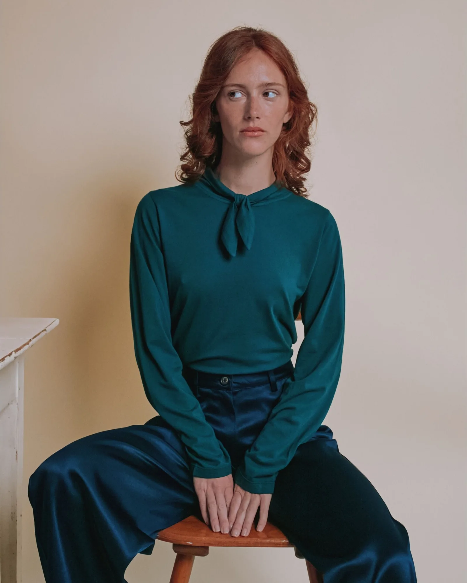 Hoe style je een geknoopt langmouwt-shirt voor de herfst