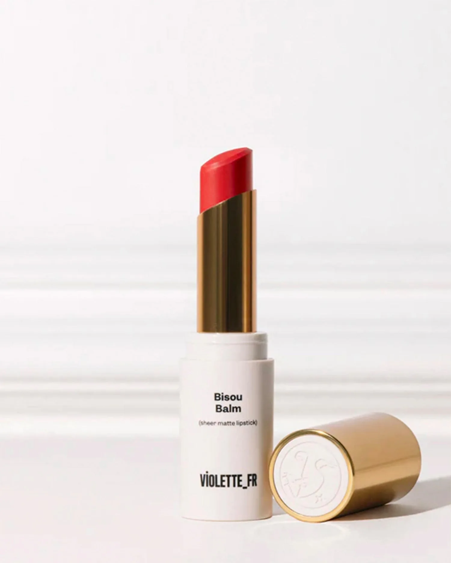 Petal Bouche vs. Bisou Balm: Porovnání výrazných barev na lípky
