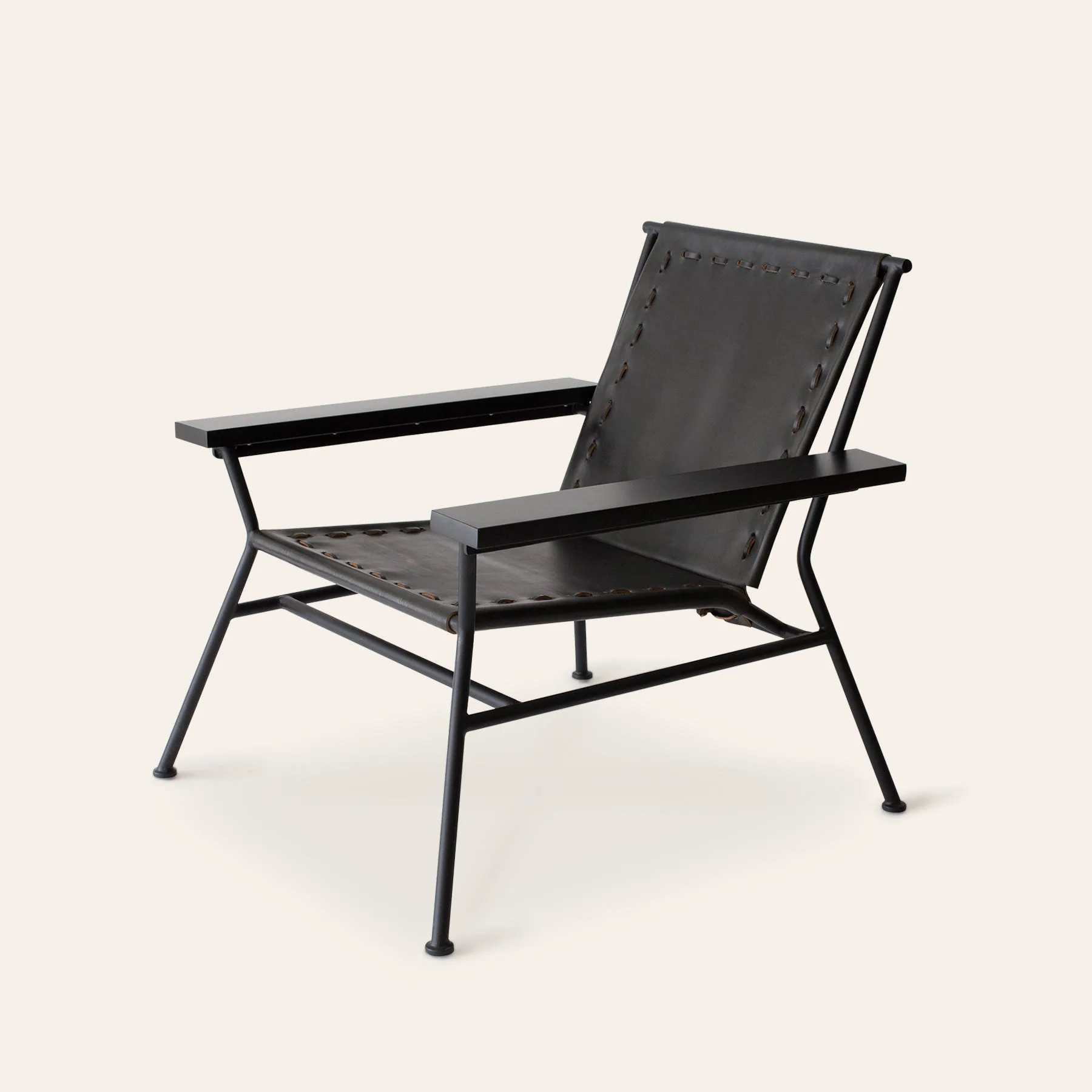 Chaise coque en aluminium vs Fauteuil en cuir sellier