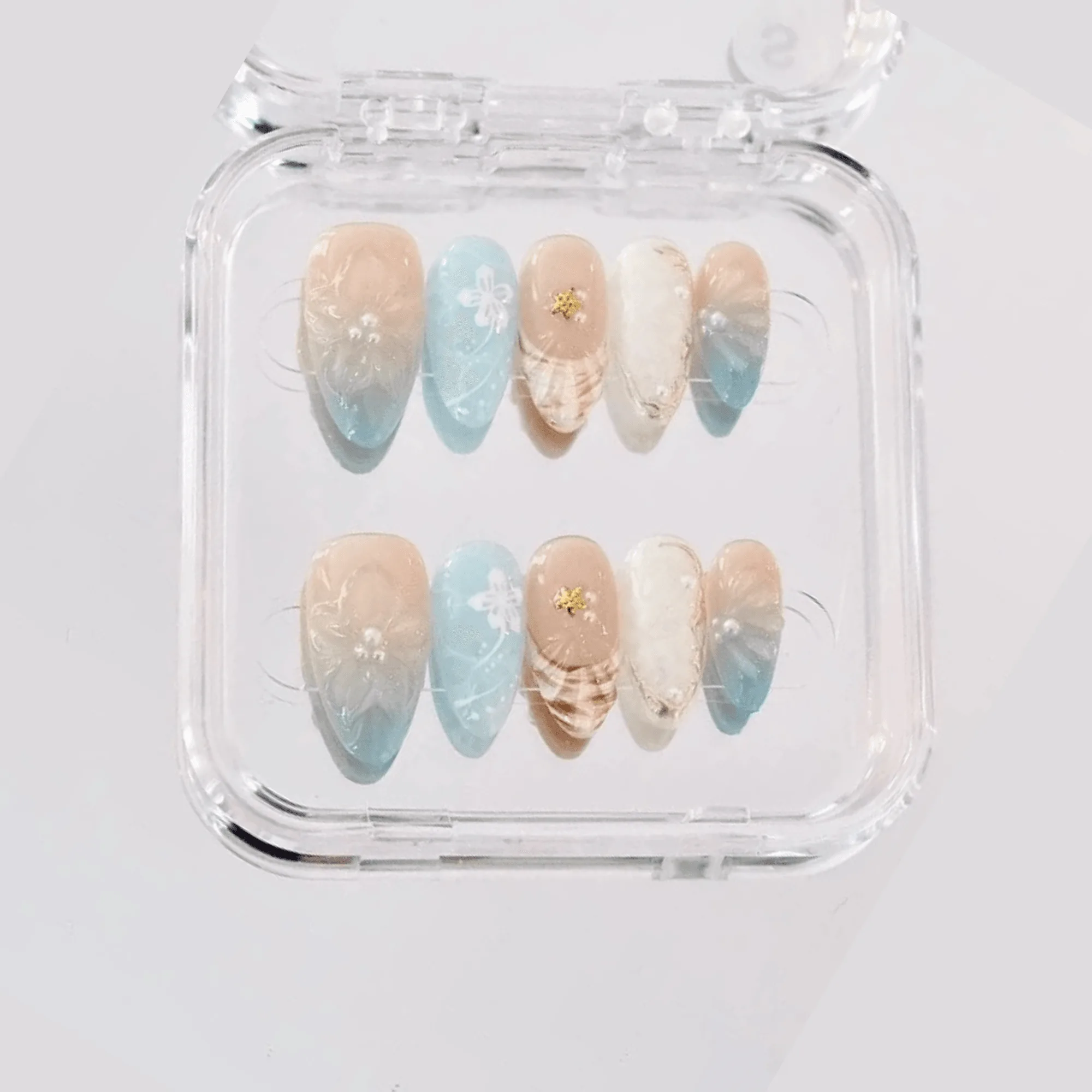 Arctic Muse vs Glass Dew:クールトーンの付け爪比較