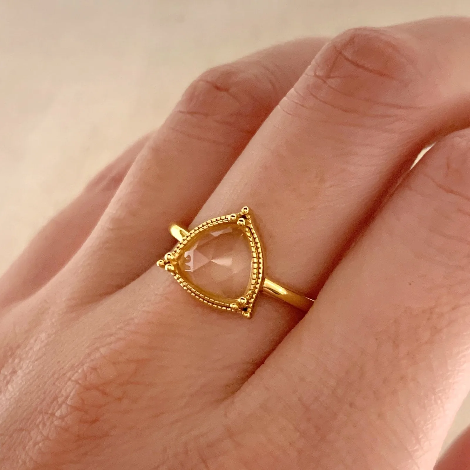 Elowen Ring aus Gelbgold mit Rosenquarz
