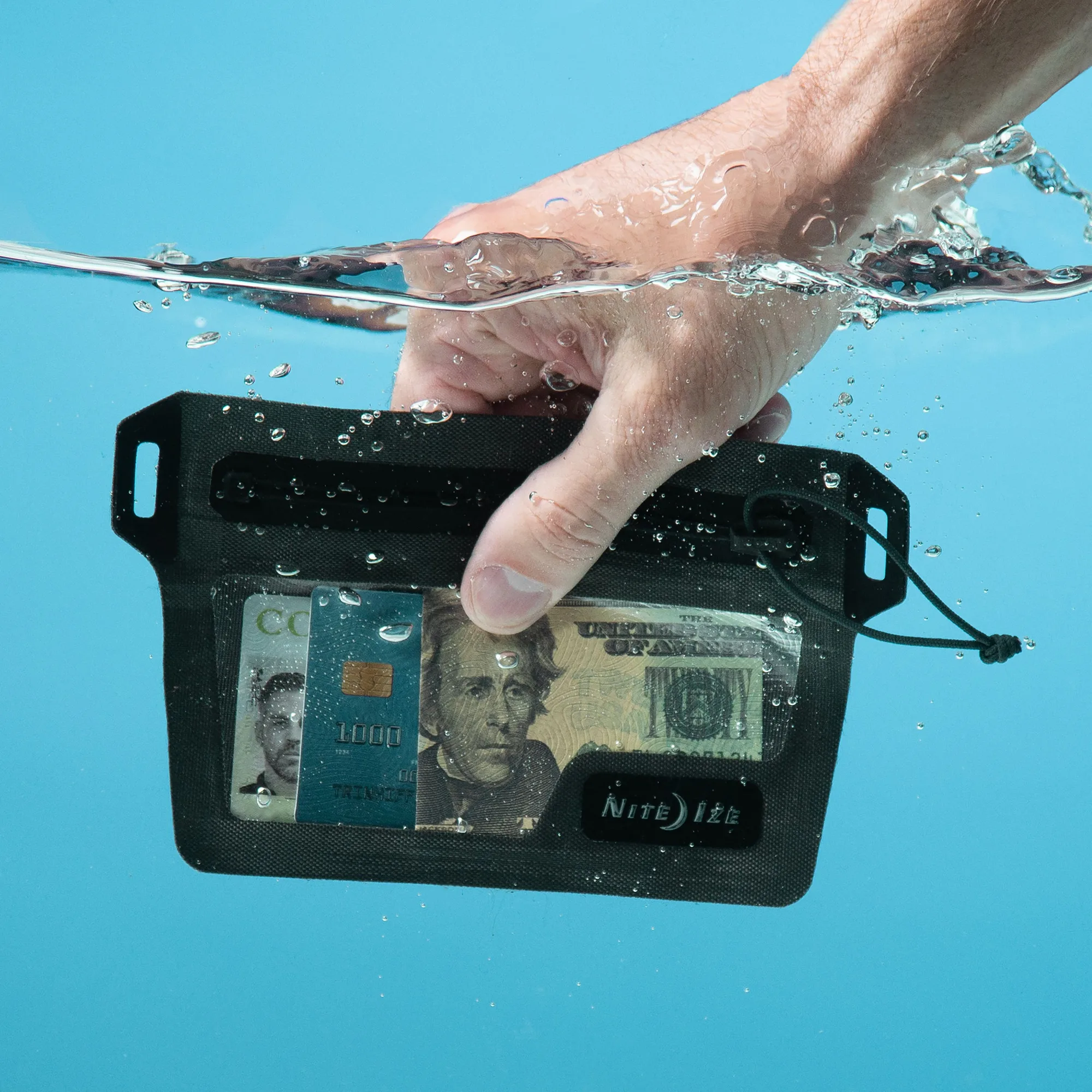 Borsa impermeabile RunOff vs portafoglio: quale protegge meglio?