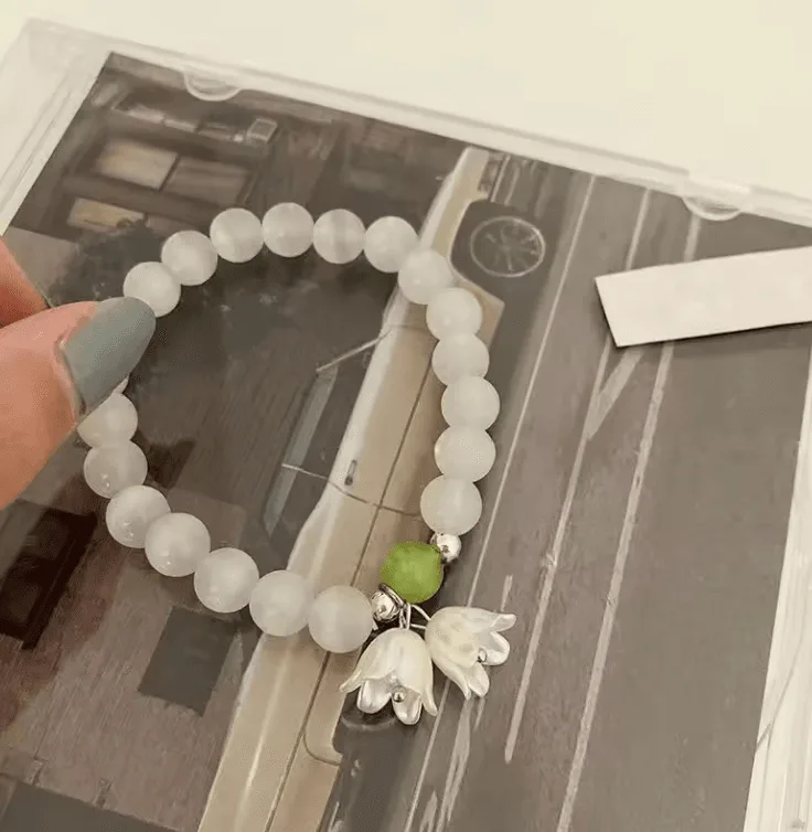Půvabný přívěsek lilie jako symbol čistoty