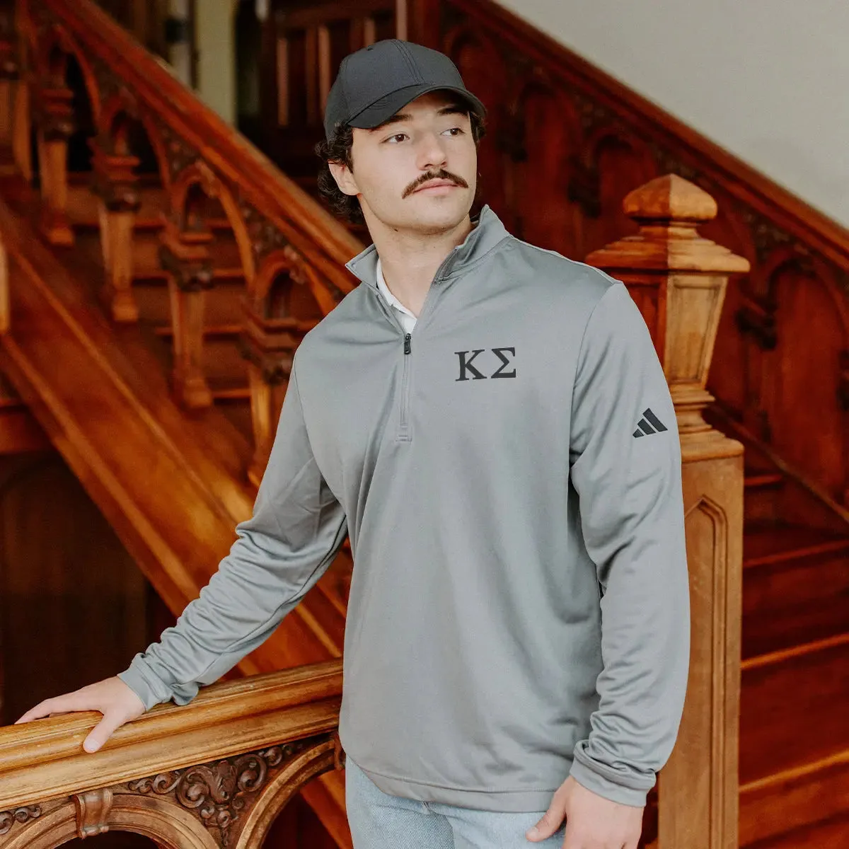 Een Kappa Sig 1/4 Zip laagjes dragen bij koel weer