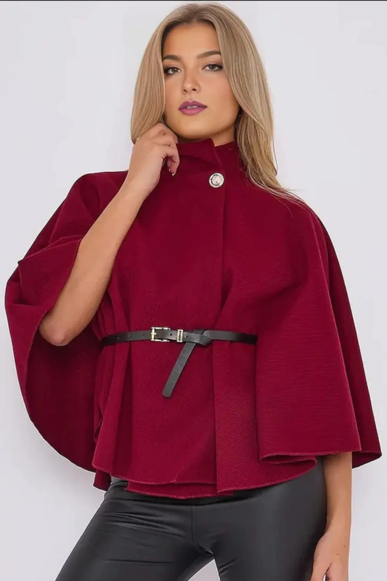Come stratificare un cappotto con cintura per autunno e inverno