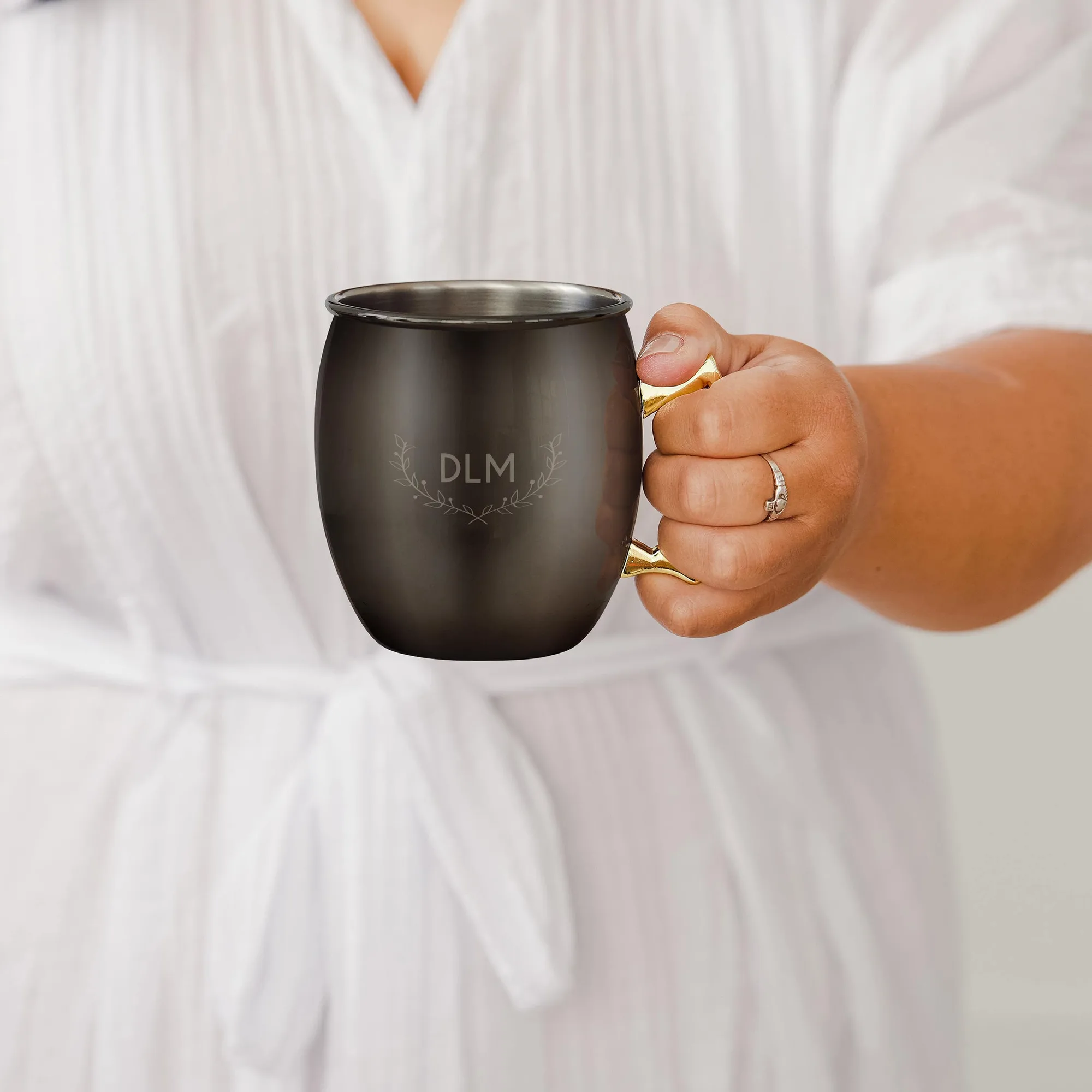 Gravierte schwarze Moscow Mule Becher: Monogramm-Stile im Vergleich