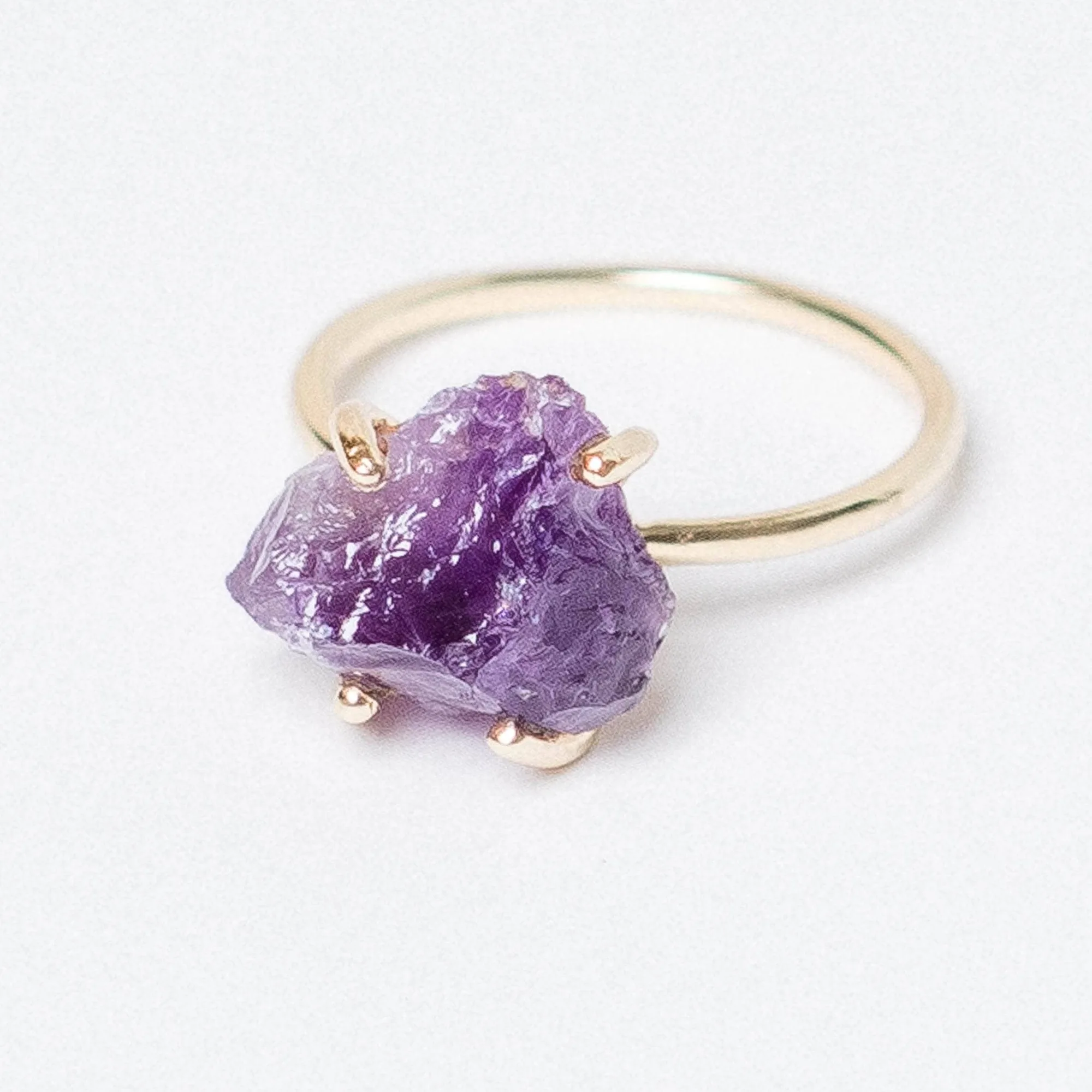 Anillo de amatista en bruto vs. anillo de loto: ¿cuál elegir?