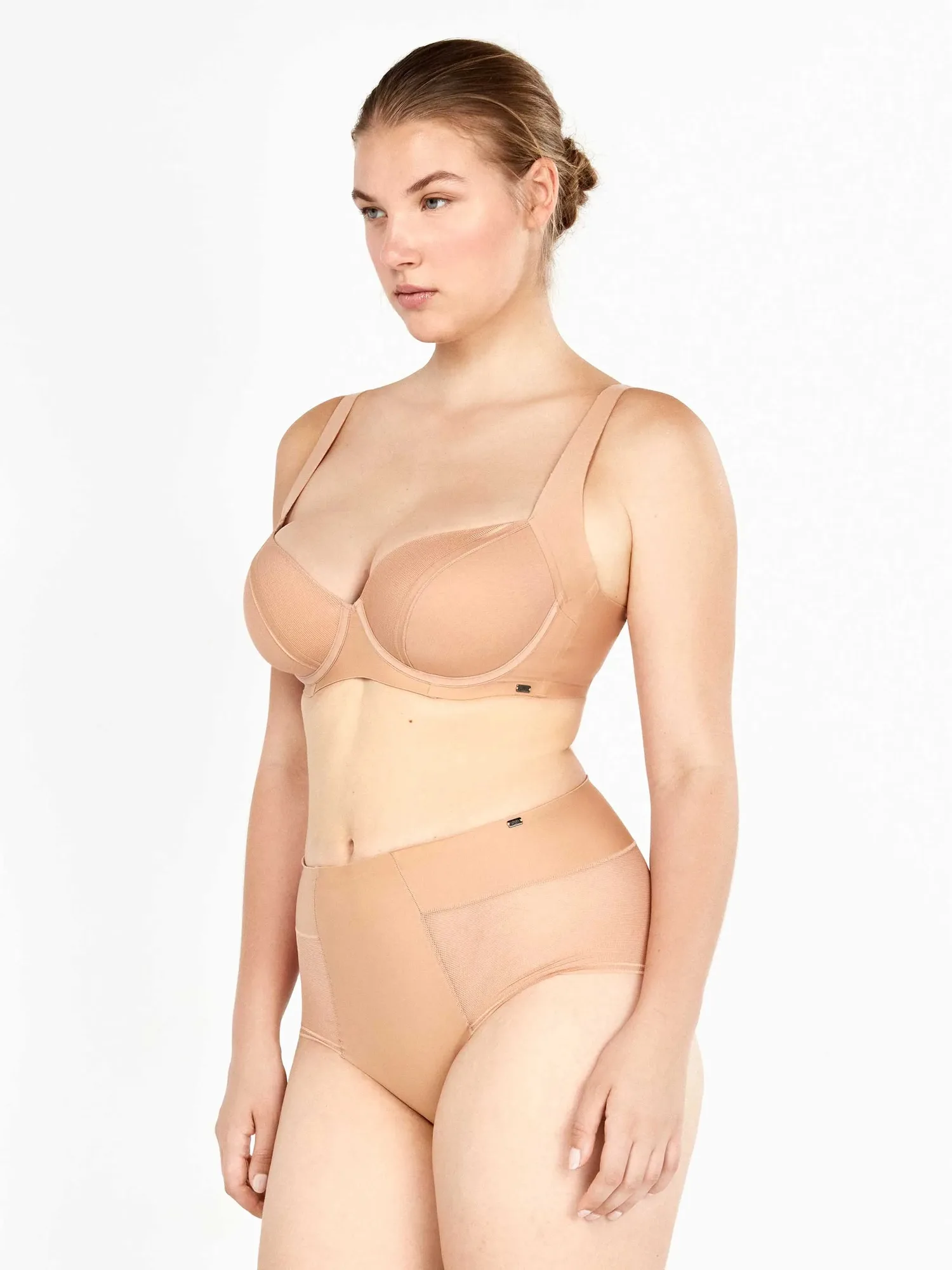 Soutien-gorge enveloppant galbant à armatures et mousse